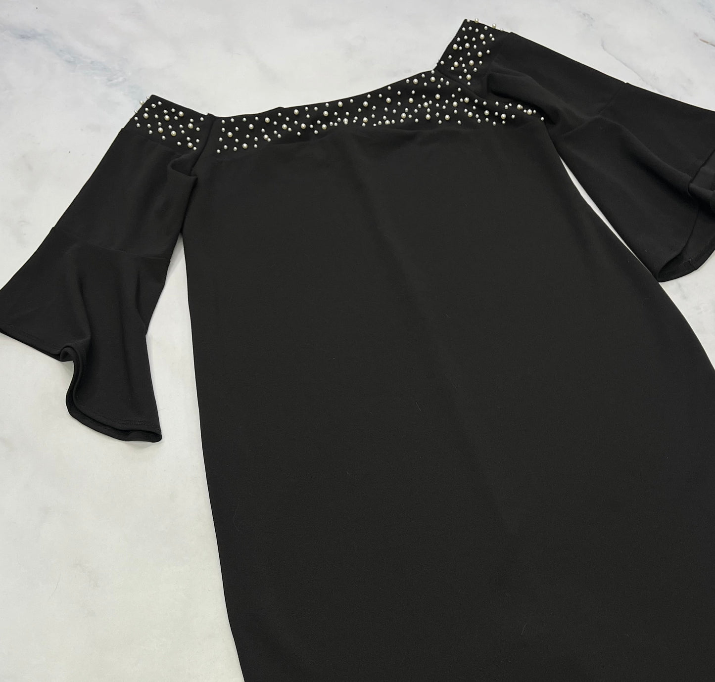 .. Robe beau tissu stretch 14 ans femme comme neuve . Look manche écourté évasé / tendance .