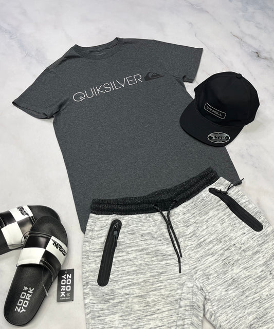 🩵 Solde T-Shirt: Quiksilver soft usagé imparfait : mini micro craquelure dans le logo très léger et mini bout de couture au bas à l’arrière décousu .  Fait 14 ans garçon.