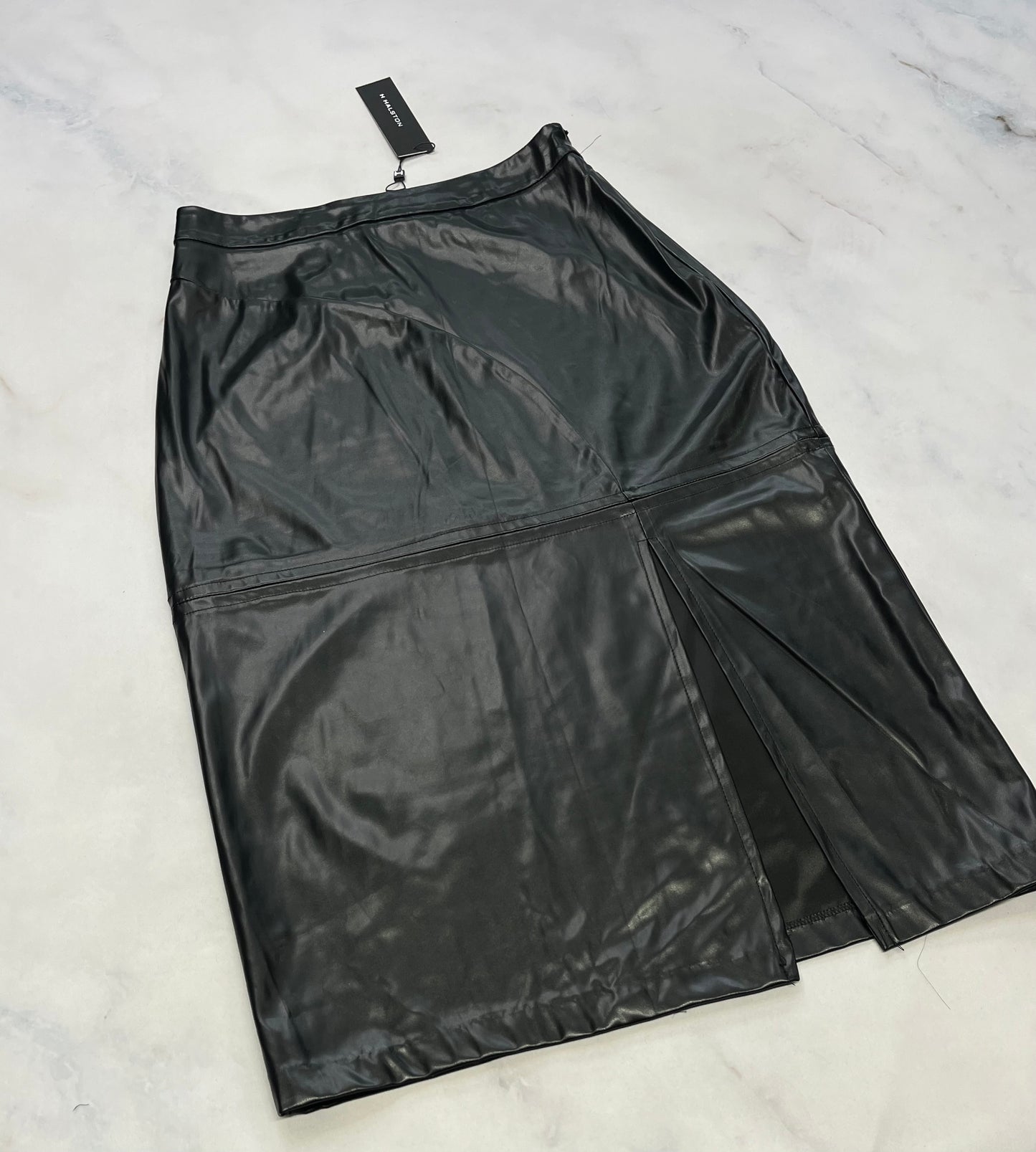 Jupe effet look cuir : Halston Small femme neuve . Molle confo . Longue fente  au bas au devant . Superbe .
