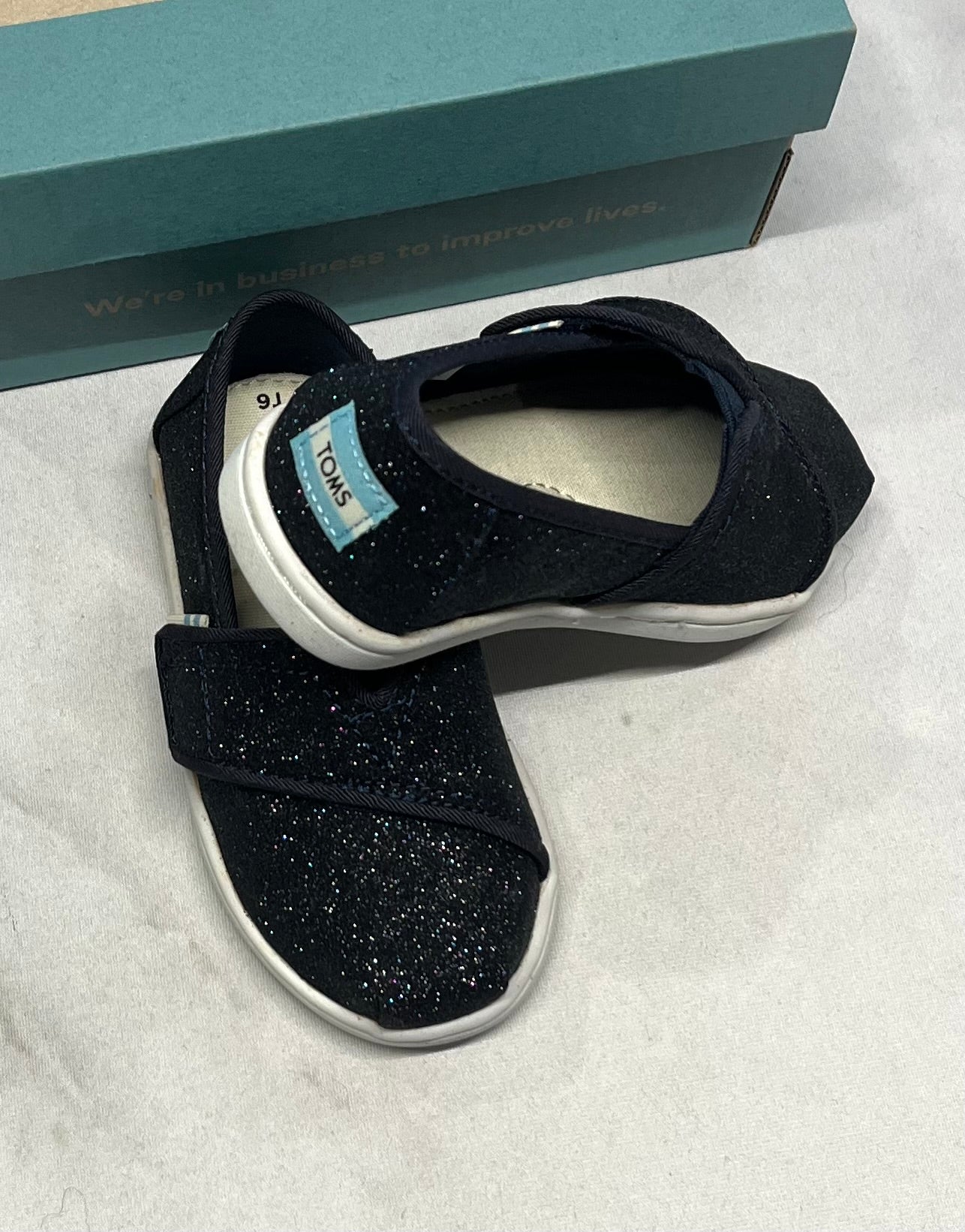 TOMS : bleu/ noir brillant multicolore Gr: 6bb/ enfant neuf!