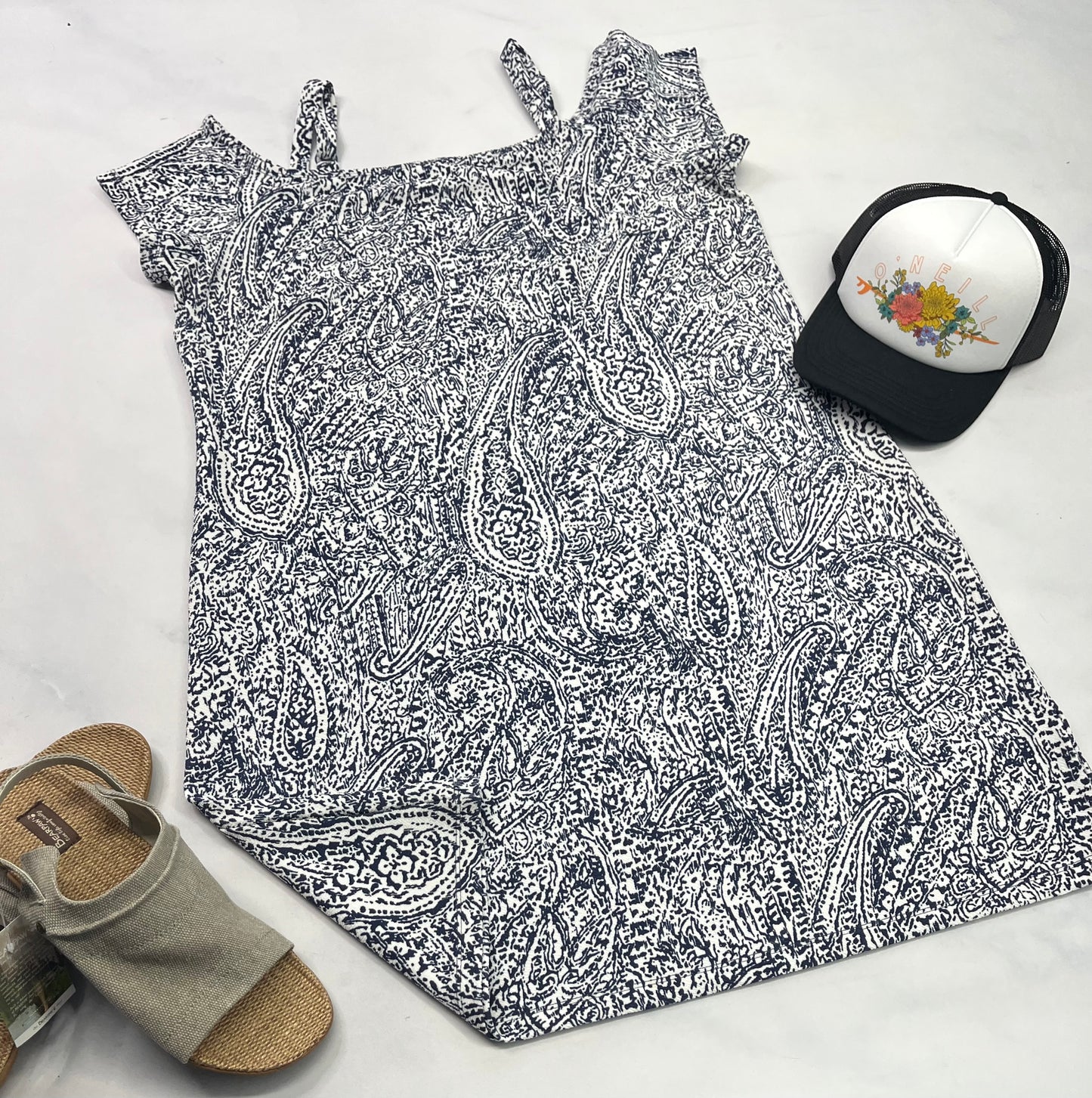 🌴 Robe : Coquette et Coquine en beau tissu frais extensible . XL/ femme comme neuve . Bretelles ajustable.