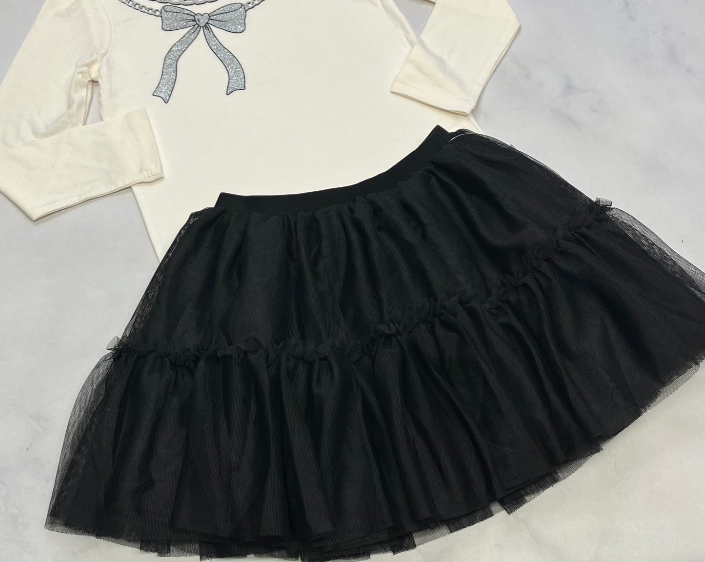 Duo 5 ans : Manche longue bouclé brillant neuf + Jupe neuve + 5 ans .