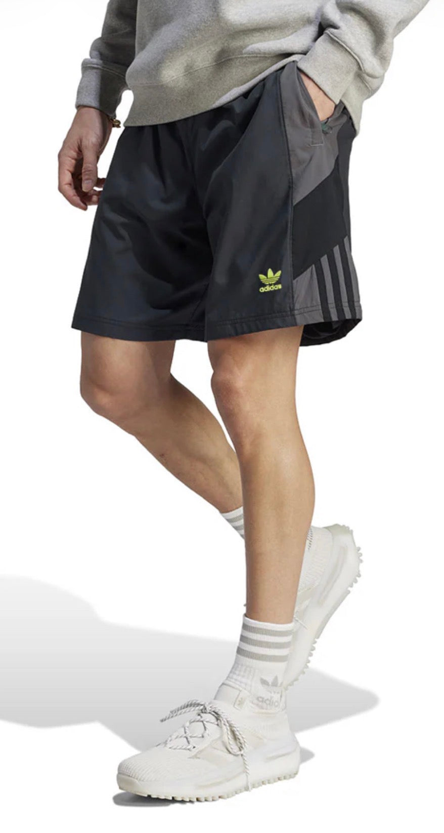 🤩 Bermuda : Adidas en tissu de sport filet intérieur qualité ++. Gr : S( fait 28-30 homme ou 16-18 ado ) et M( fait 31-32 homme ) .