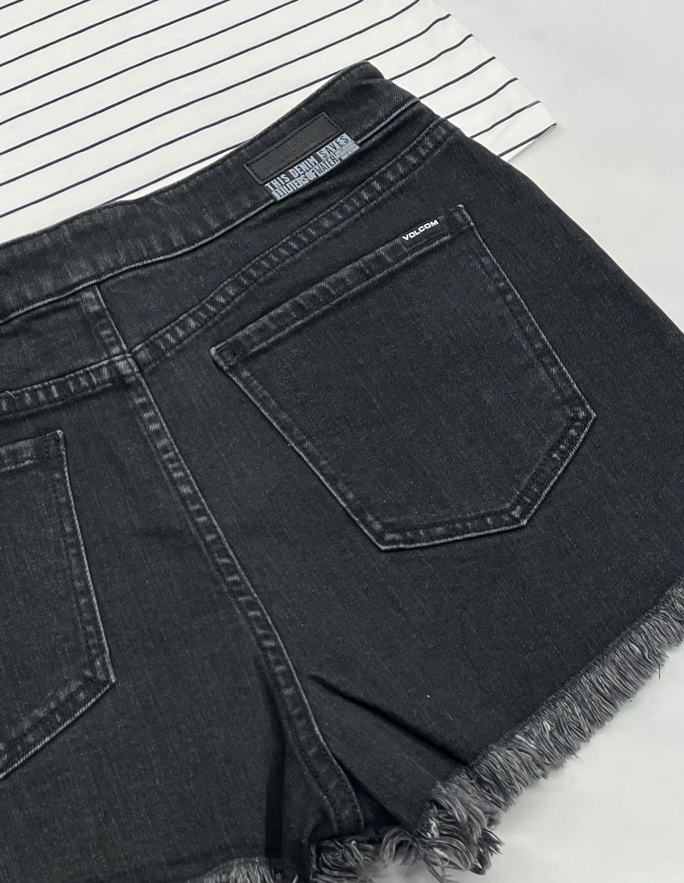 🌴 Short : jeans VOLCOM look lacés au devant . Taille basse hyper  tendance . Fait M/ femme (7-8 ans )
