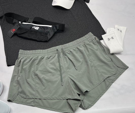 🌴 Short : en tissu de sport 2XL femme . Sous culotte intégrée. Comme neuve .