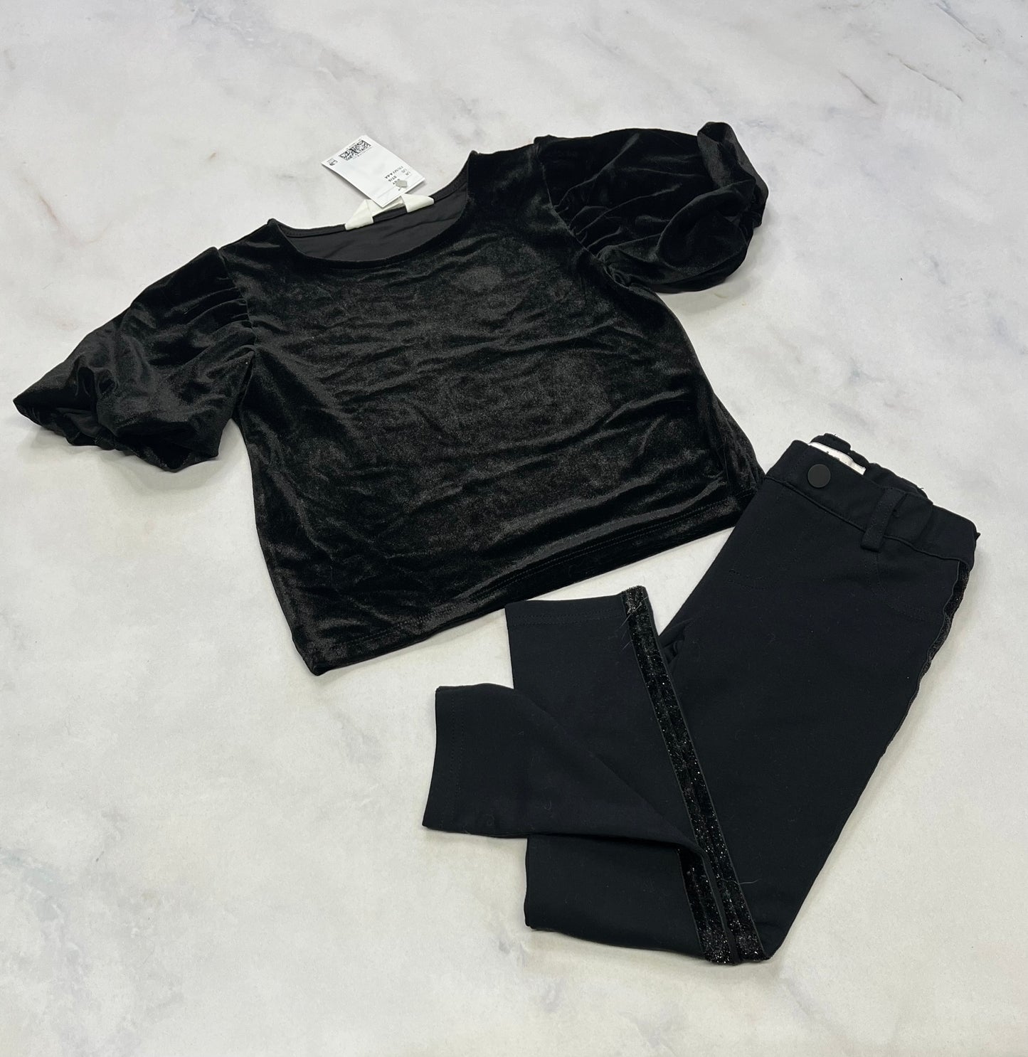 Duo 5 ans . Haut en velour noir neuf manche ballon 5 ans + Jeg. Aka mou noir avec bande de velour brillant de chaque côtés . Fait 5 ans ajustable . Super état .