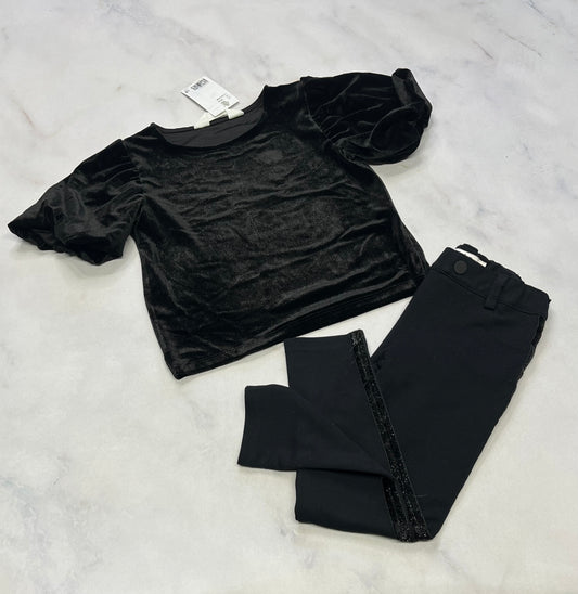 Duo 5 ans . Haut en velour noir neuf manche ballon 5 ans + Jeg. Aka mou noir avec bande de velour brillant de chaque côtés . Fait 5 ans ajustable . Super état .