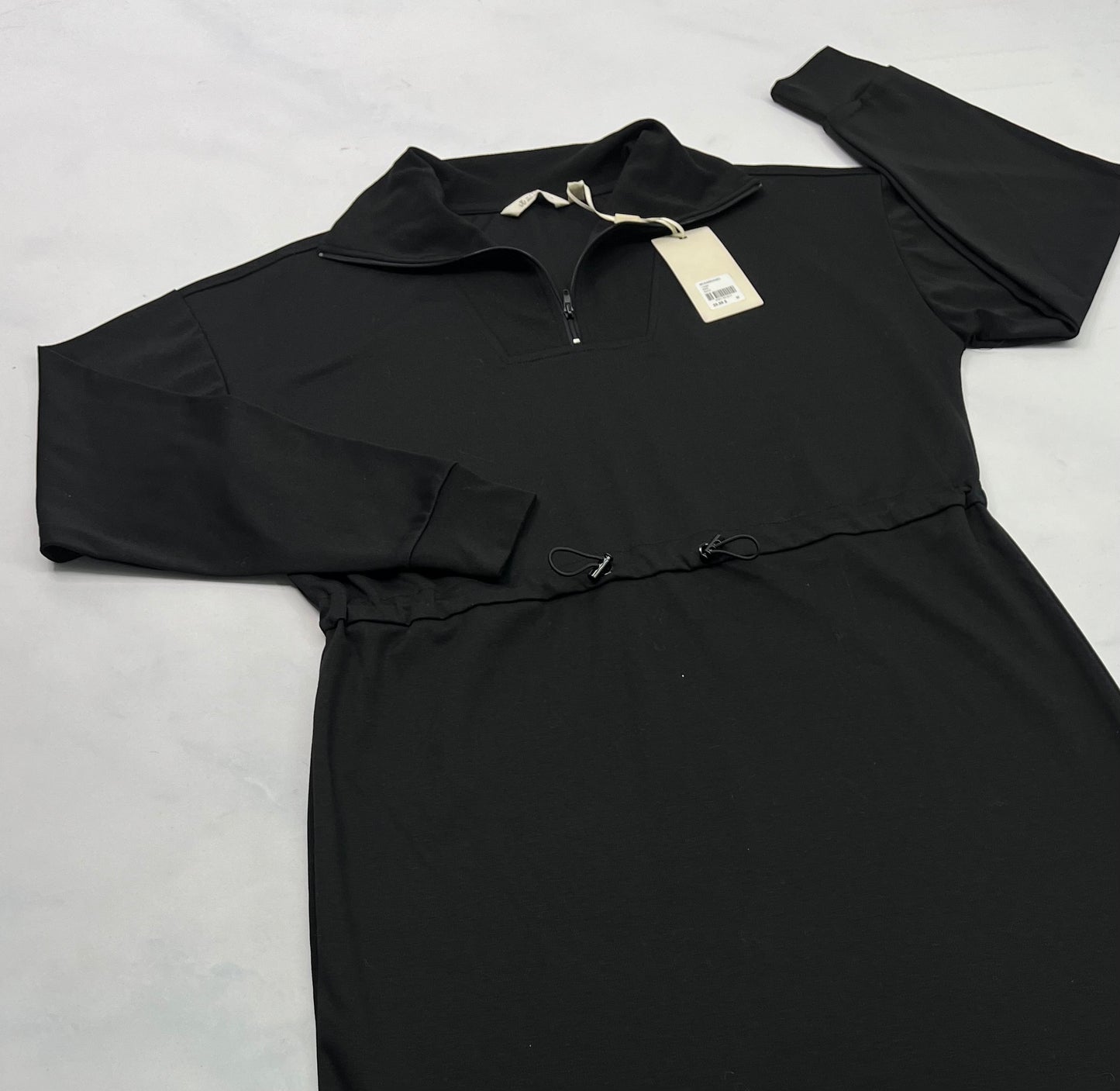 Robe Defrost : noir tissu confo s’ajuste à la taille neuve . M et L femme dispo .