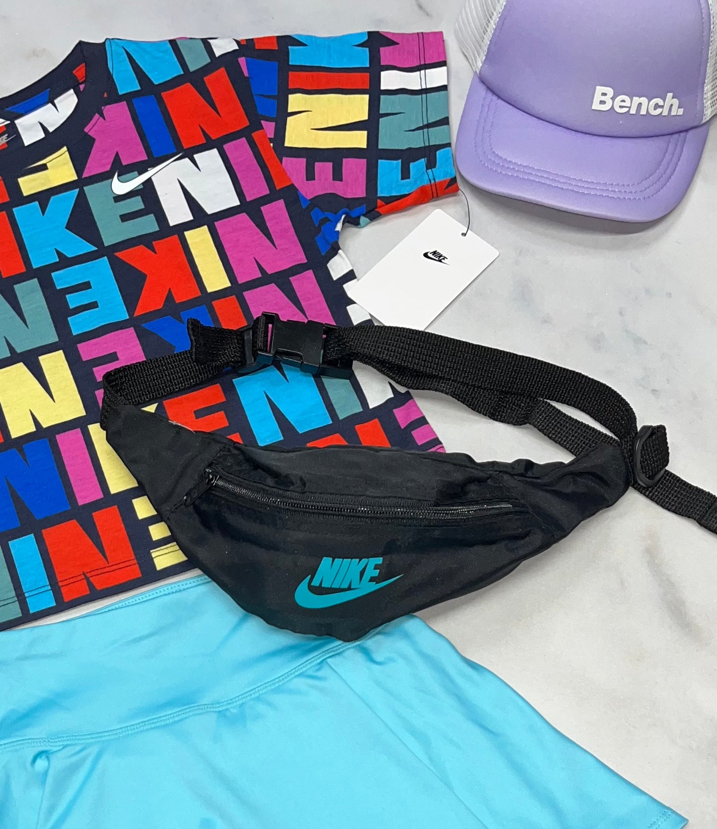 🩵 Sac de taille : NIKE usagé . Ceinture  ajustable O/S enfant  . 1 Section zip et 1 autre à velcro à l’arrière.