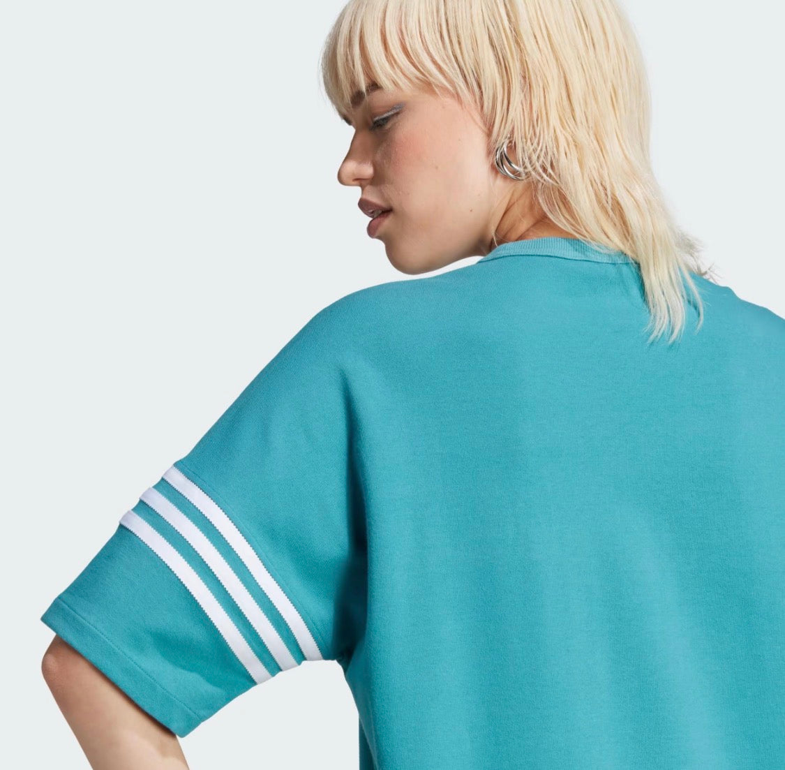 🩵 Adidas : Manche courte incroyable neuf ! En tissu de qualité + épais mais souple . Mi hanches L/ femme coupe relax .