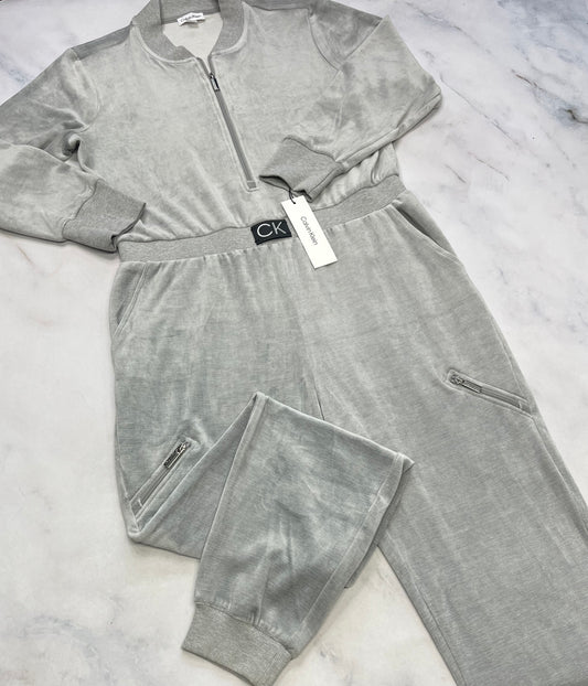 Calvin Klein : 1 pièce en velour stretch dans tout les sens . Hyper doux ! Taille haute . Large femme 10-12 ans dispo .