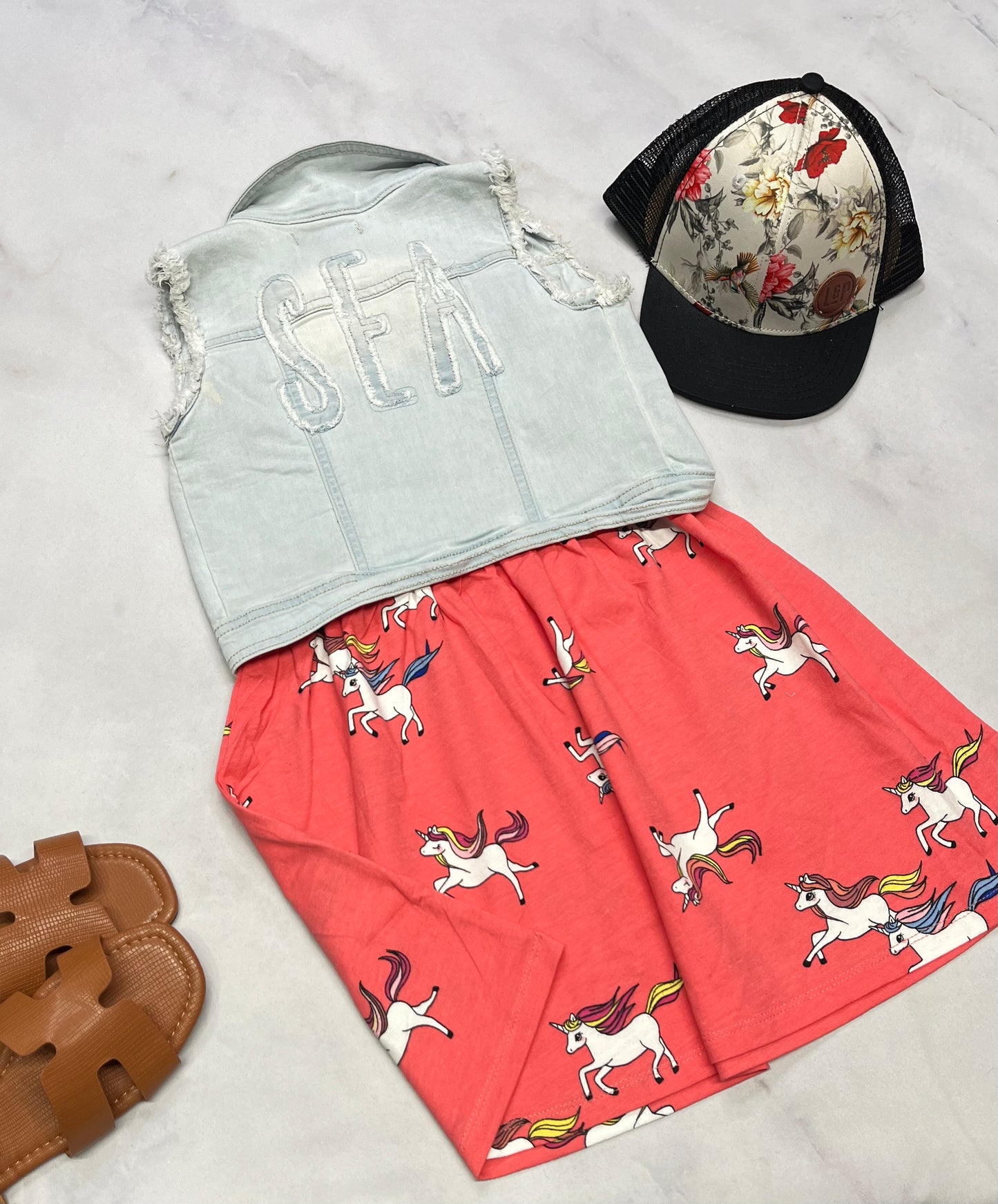 😍 Solde , Veste sans manche : Airoldi en jeans ultra molle 5 ans fille . Comme neuve juste une tache plus délavé au dos . ( sans la robe ) .