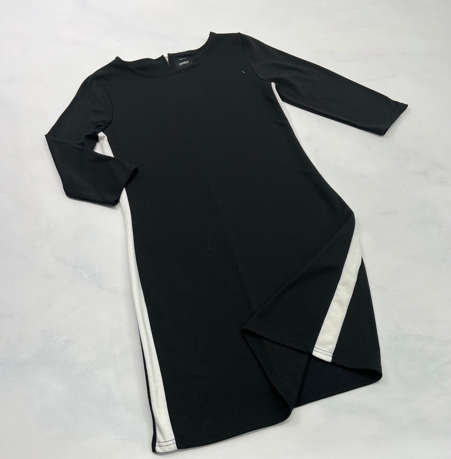 Robe ONLY: Xs/ femme tissu noir confo .. zip au haut du dos. Manche 3/4 .