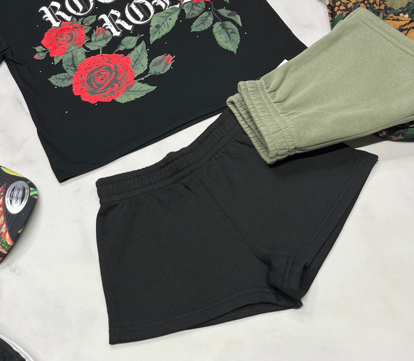 🌹 Ensemble : Duo short  ouaté ➡️: (1x kaki + 1x noir ) 7-8 ans fille neuf !