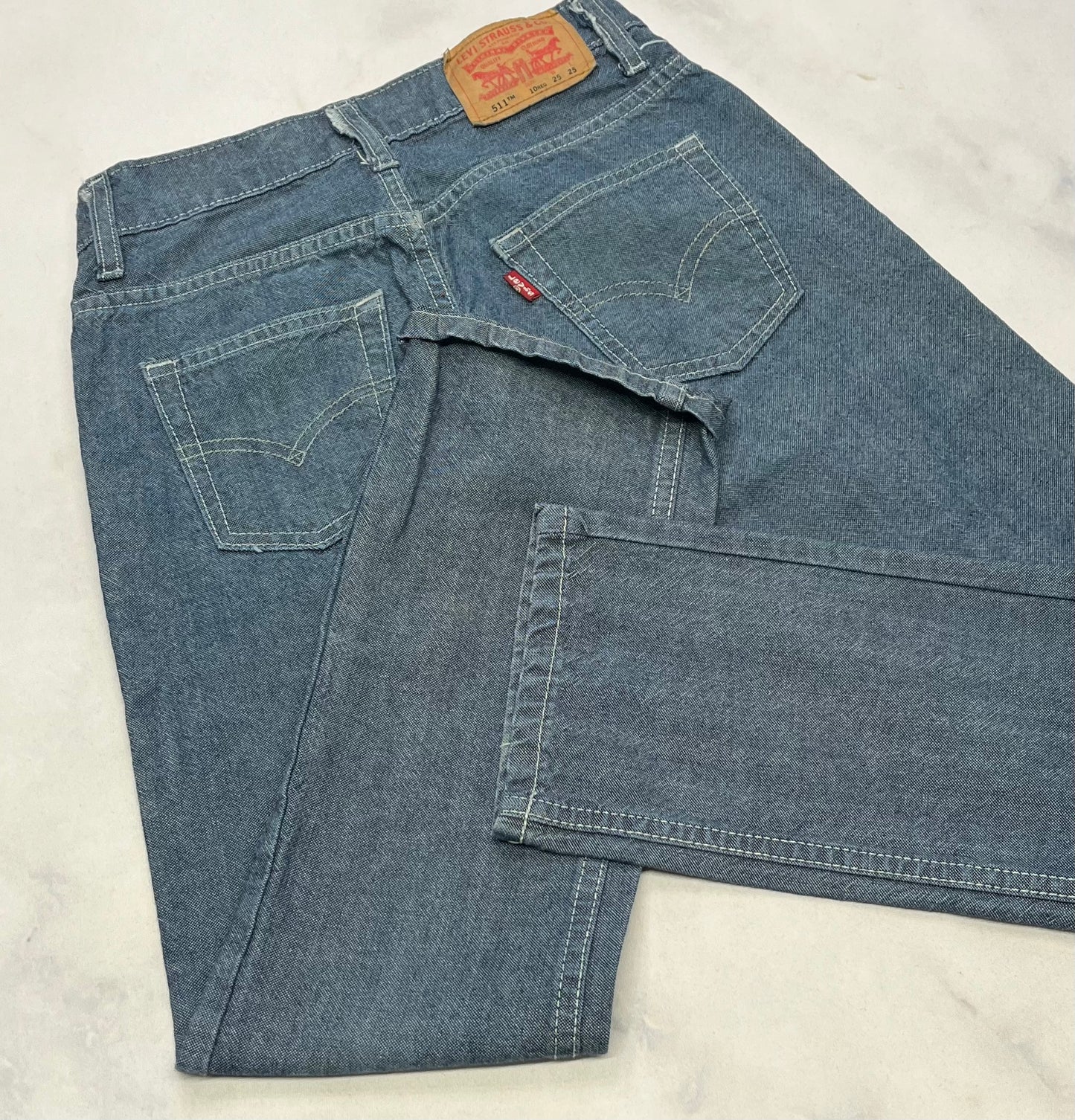 SOLDE Levis : Skinny jeans 10(9-10 ans ) garcon . comme neuve à part mini ombrage au bas .