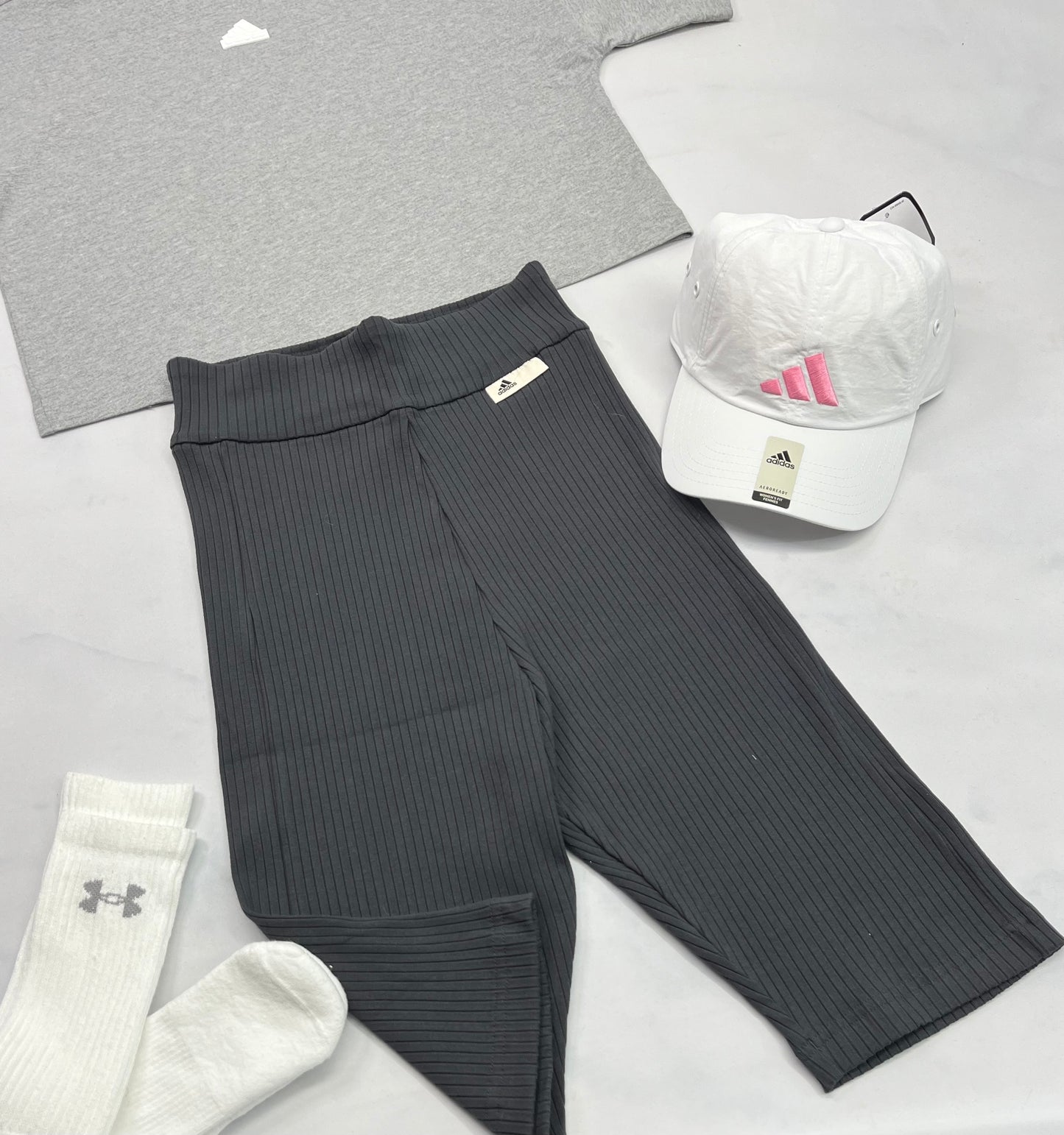 ☀️ Cuissard : Adidas texturé taille haute ( charcoal foncé) . Small femme neuf !!