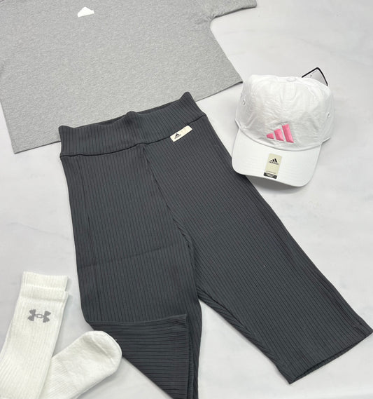 ☀️ Cuissard : Adidas texturé taille haute ( charcoal foncé) . Small femme neuf !!