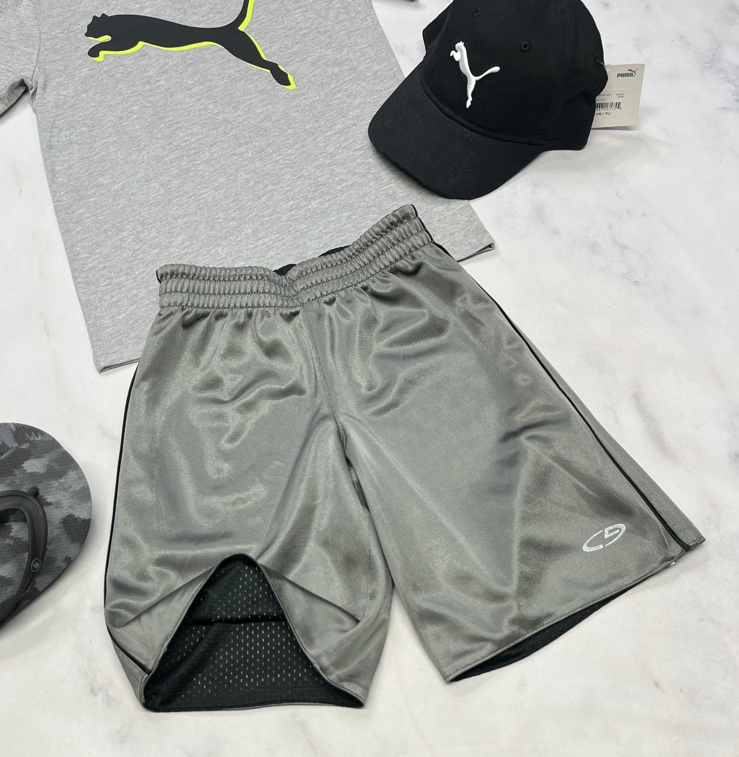 🍃 Bermuda sport : Champion RÉVERSIBLE comme neuf ! Juste le logo du coté gris mini craquelure . Sinon super ! 6x garçon .