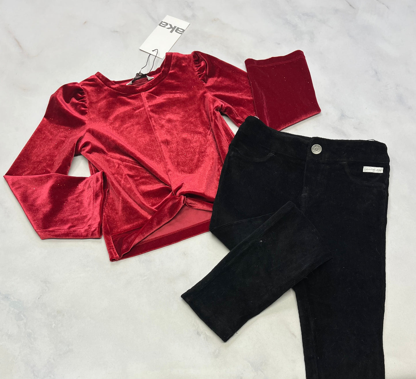 Duo 4 ans : haut en velour brillant de partout AkA fait 4 ans neuf! + Skinny mou en velour Calvin Klein 4 ans ajustable comme neuf !
