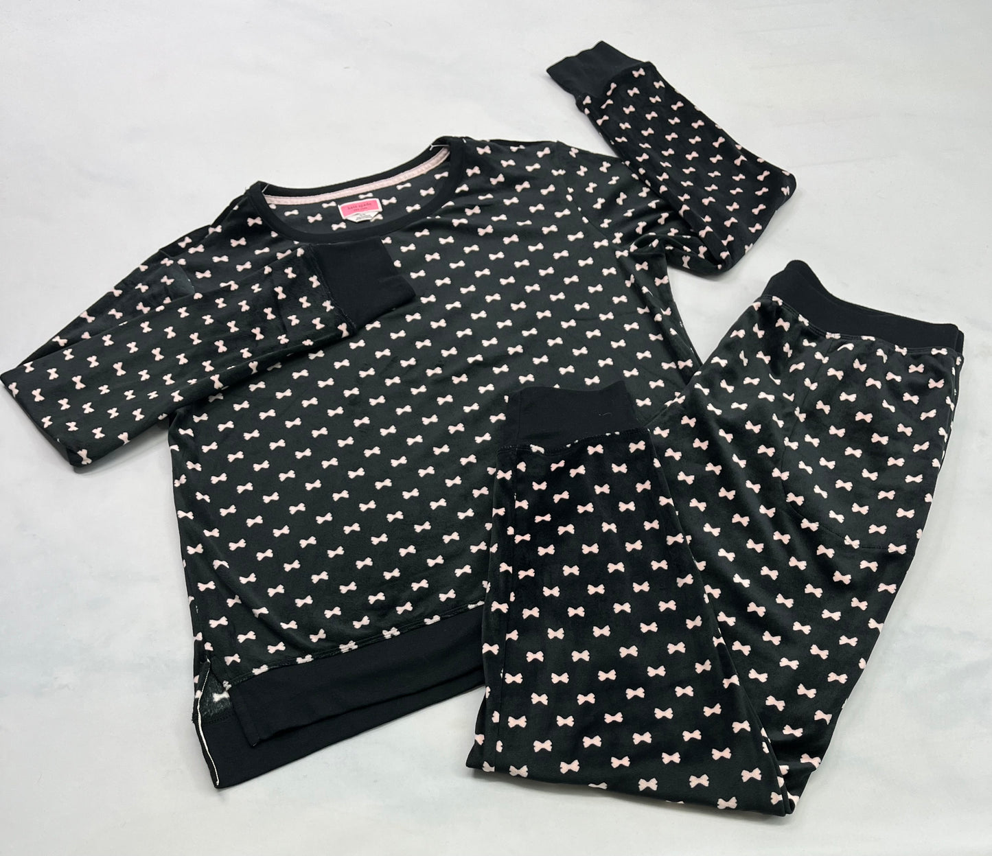 Pyjama KATE SPADE  : doux stretch de partout . Noir avec boucle rose pâle . M/ femme neuf!