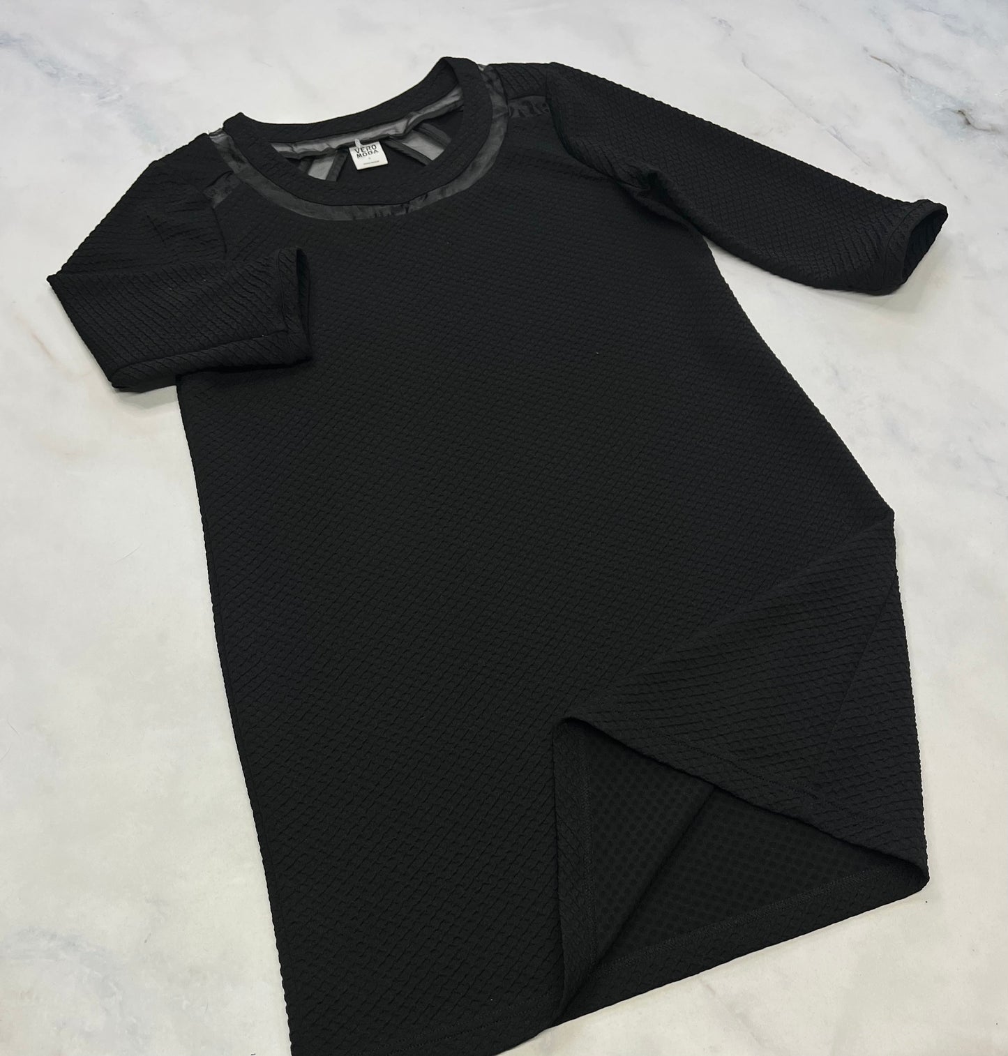 Robe Véro Moda : texturé , belle effet de transparence ( bandes au col et au dos ) . Manche 3/4 . L/ fit stretch ML/ femme (10-11 ans )