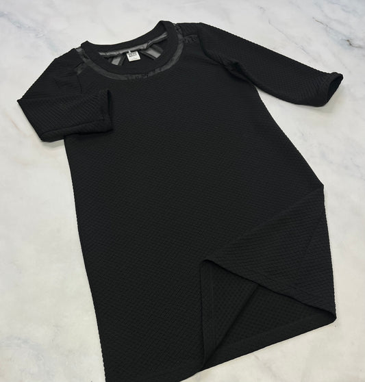 Robe Véro Moda : texturé , belle effet de transparence ( bandes au col et au dos ) . Manche 3/4 . L/ fit stretch ML/ femme (10-11 ans )