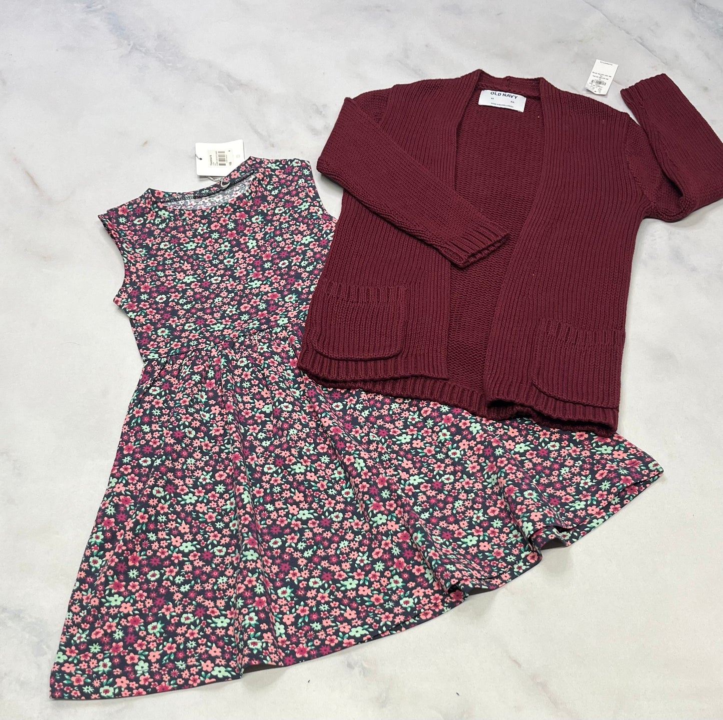 Duo neuf! 4 ans . Robe fleurit Tag 4 ans + Veste bourgogne en tricot 4 ans neuve.