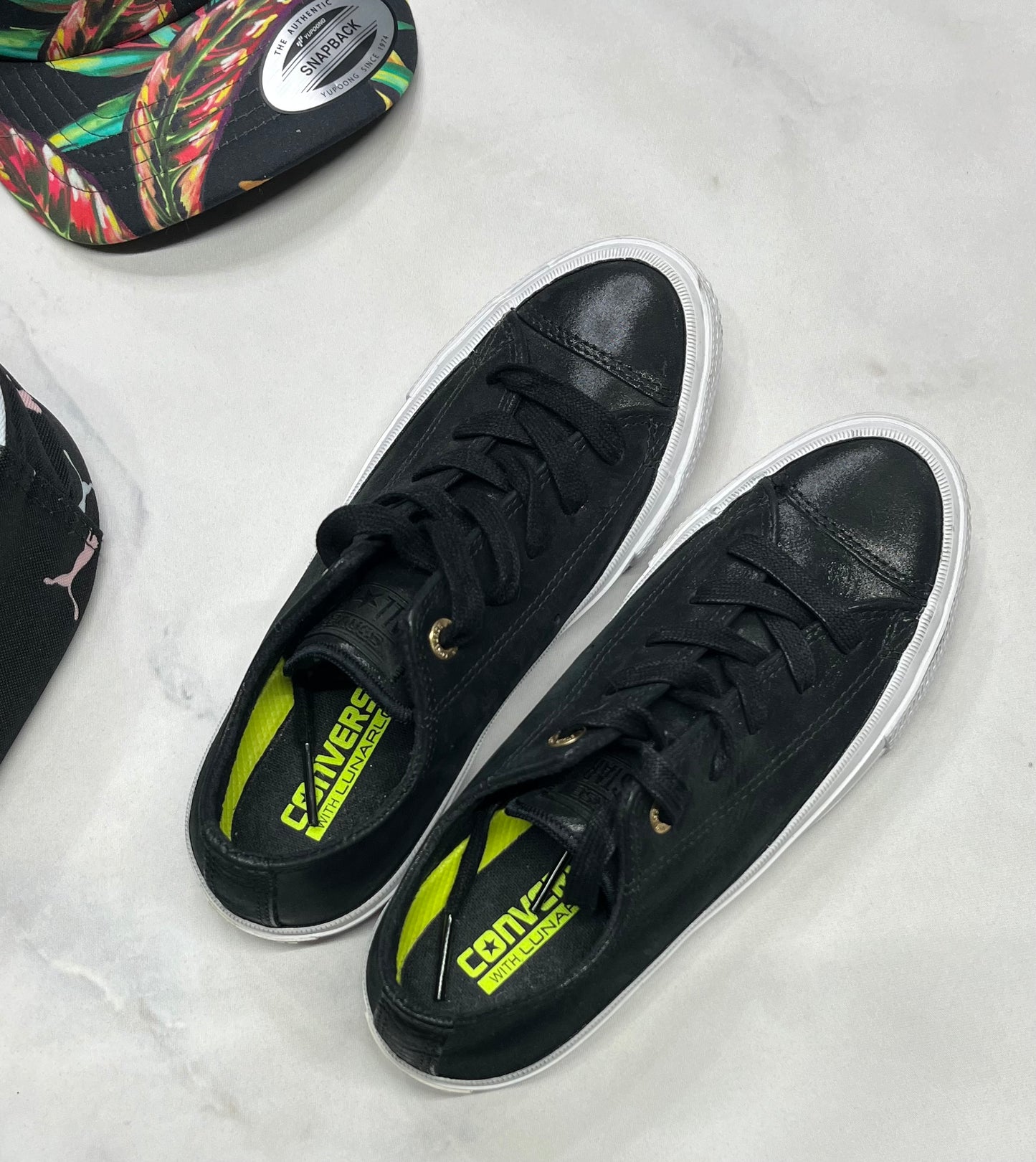 🤩 Souliers : Converse noir tissu légèrement nacré . Gr:5.5 femme ( peu faire pour ado aussi ). Comme neuf !