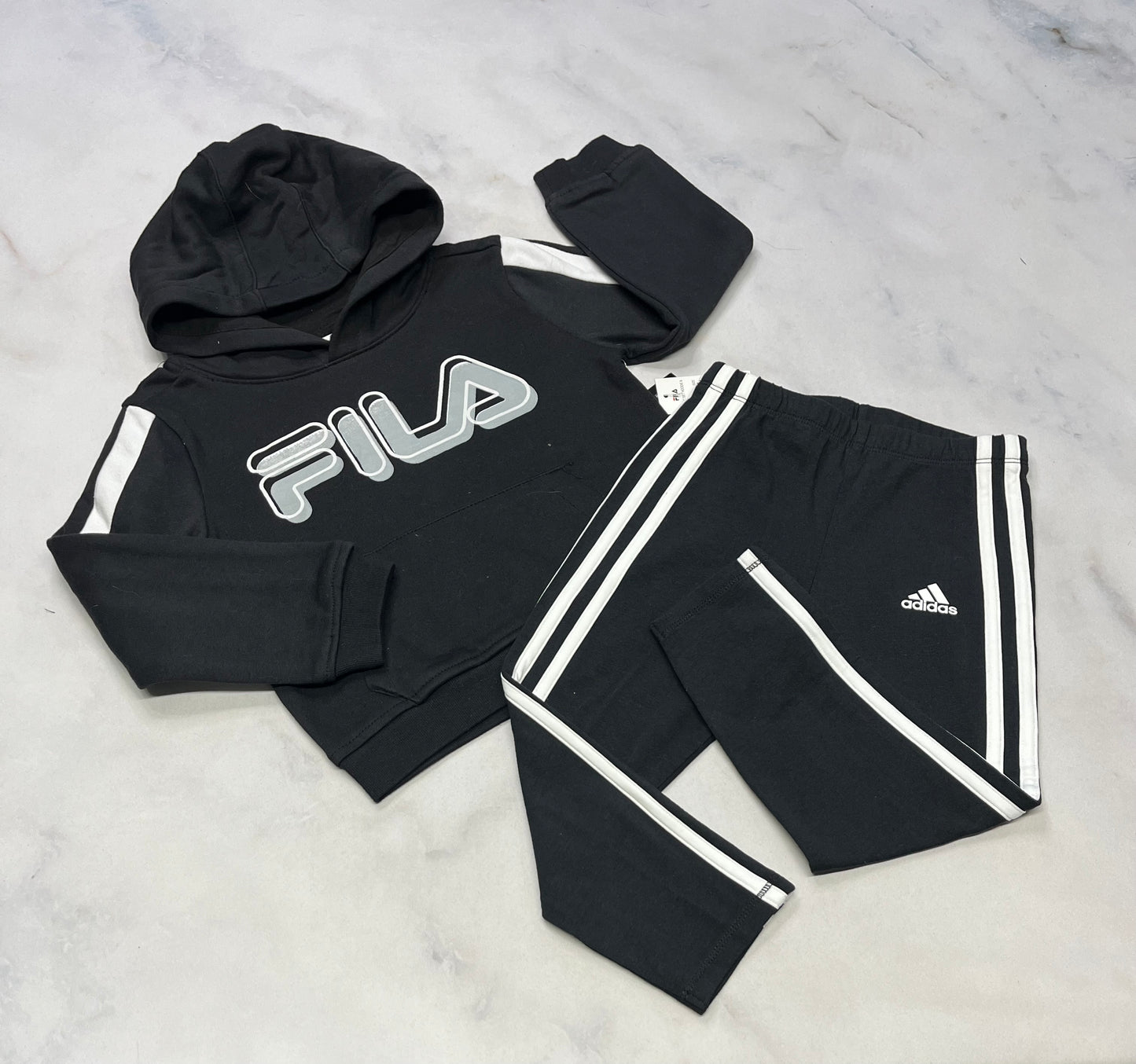 Duo neuf ! cagoule Fila fait 3 ans fille  + Leg. Adidas fait 3 ans neuf !