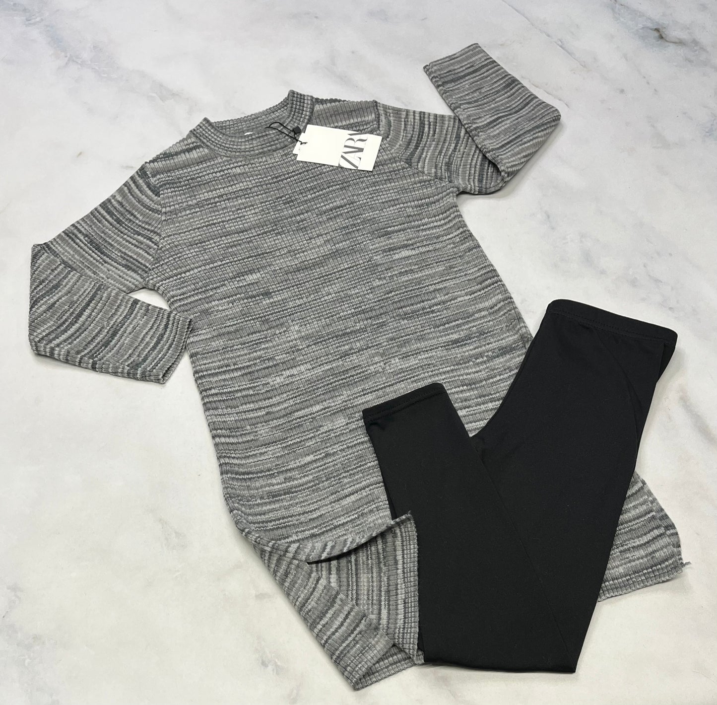 Duo neuf ! ZARA : Robe en tricot doux stretch + 8 ans neuve + leg. Neuf noir 7-8 ans.