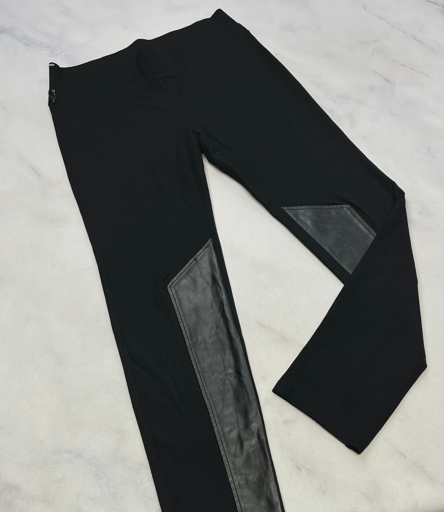 Jegging : Effet tissu et patch look cuir état neuf! Véro Moda M- L ( fait 10-11 ans ) .