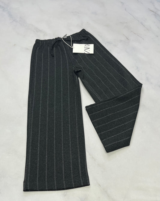 Pantalon ZARA : charcoal rayé taille élastique ajustable . Jambe large doux confo . 6 ans fille neuf!