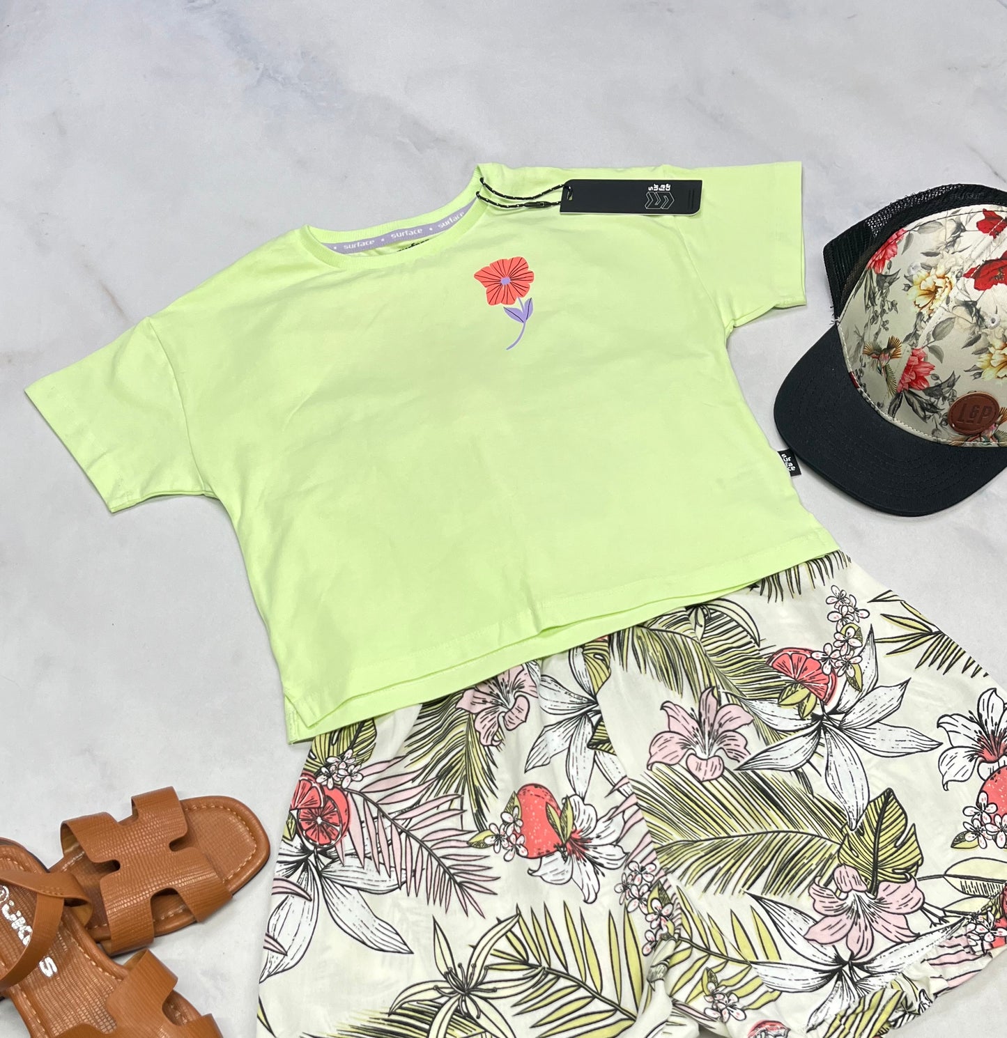 🌵 Manche courte : Surface look mi hanche . Beau logo au dos . 6 ans fille neuf !