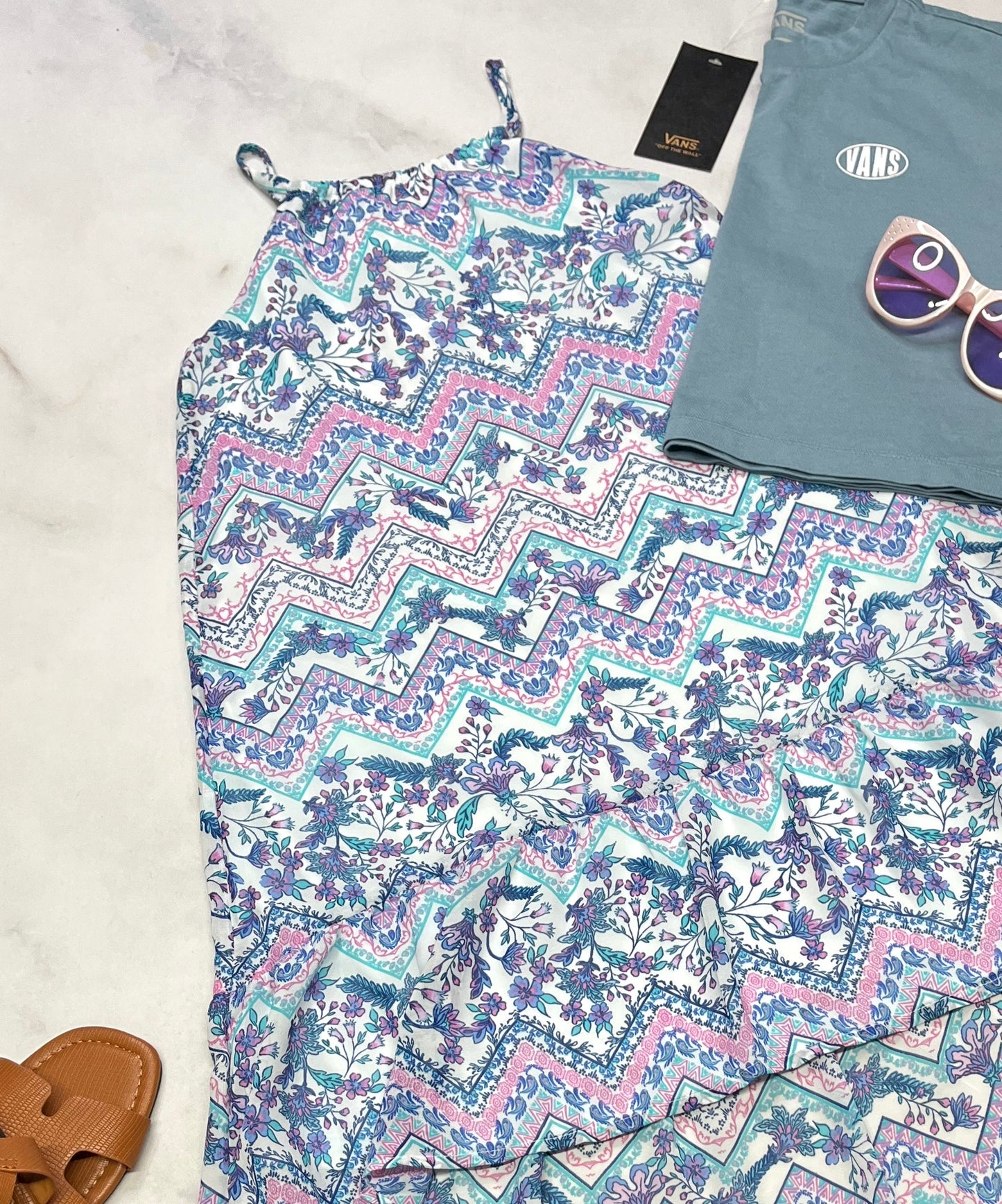 🌴 Robe : tissu qui ne décolore pas ( doublure stretch intégré) bretelles ajustable neuve . Look un peu plus long au derrière . 7-8 ans fille neuve .