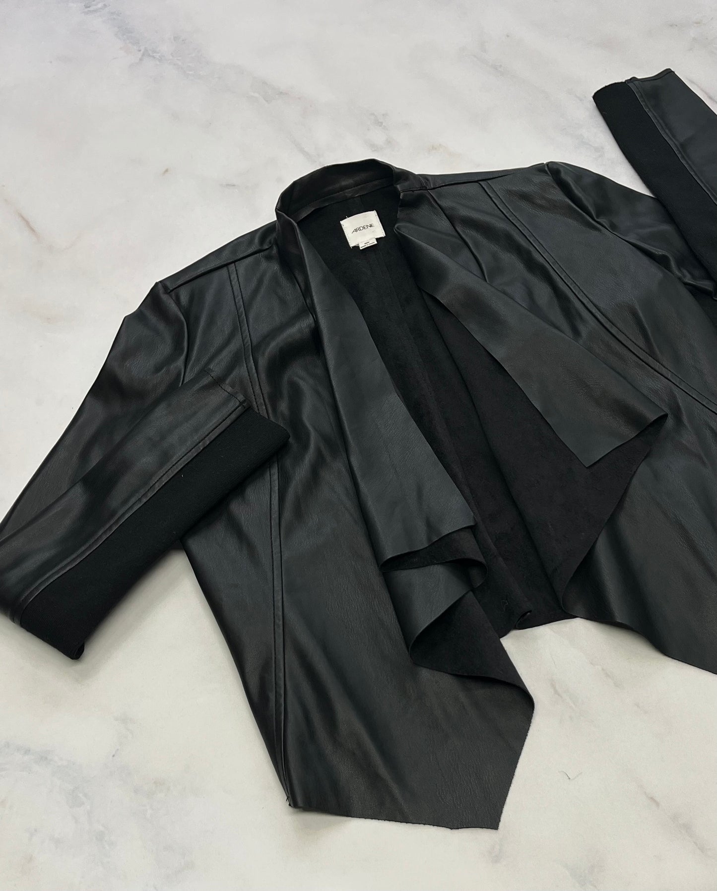 ..Veste effet cuir : mi-hanche molle confo . fait XS comme neuve .