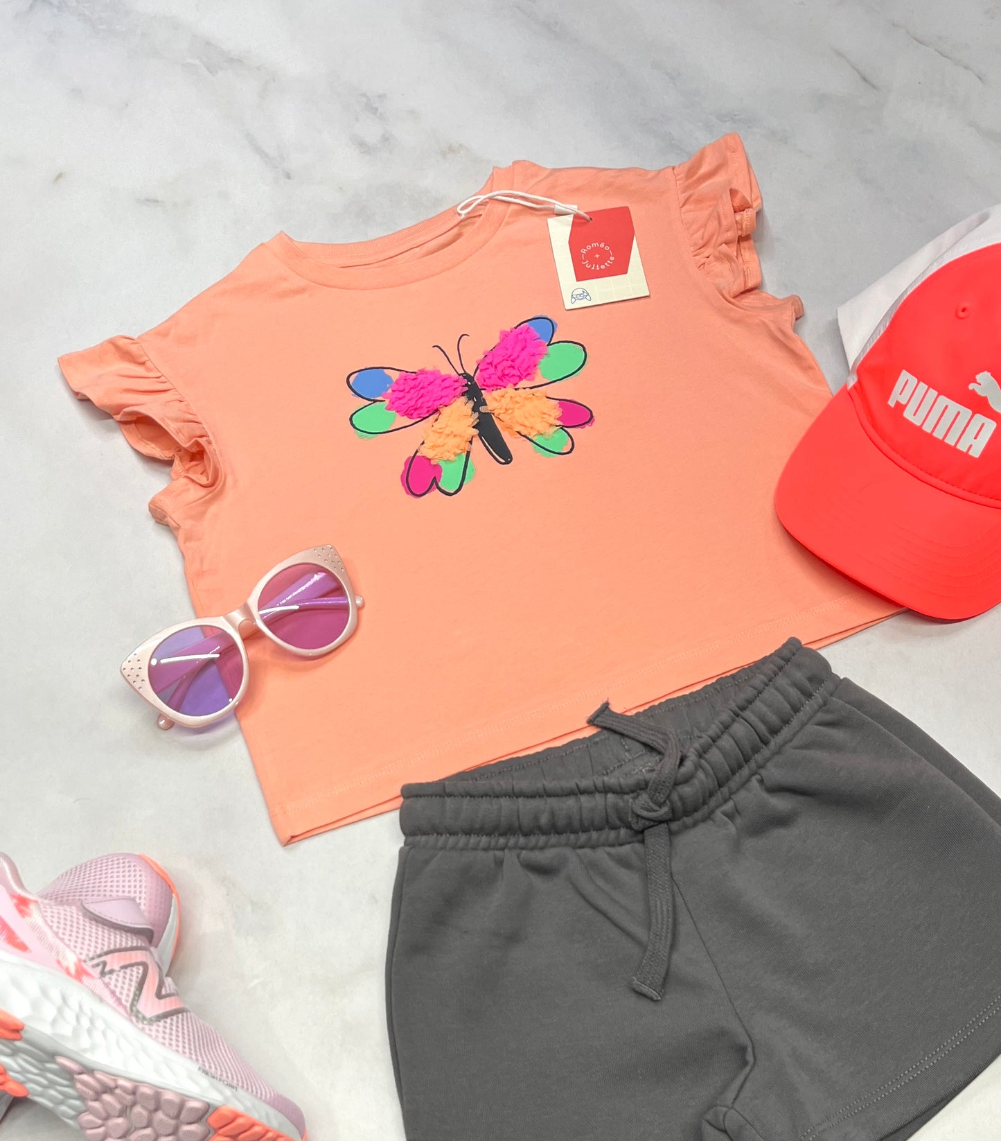 ☀️ Manche courte : Roméo & J. 4 ans fille Look relax fit corail neuf ! Le logo est texturé .