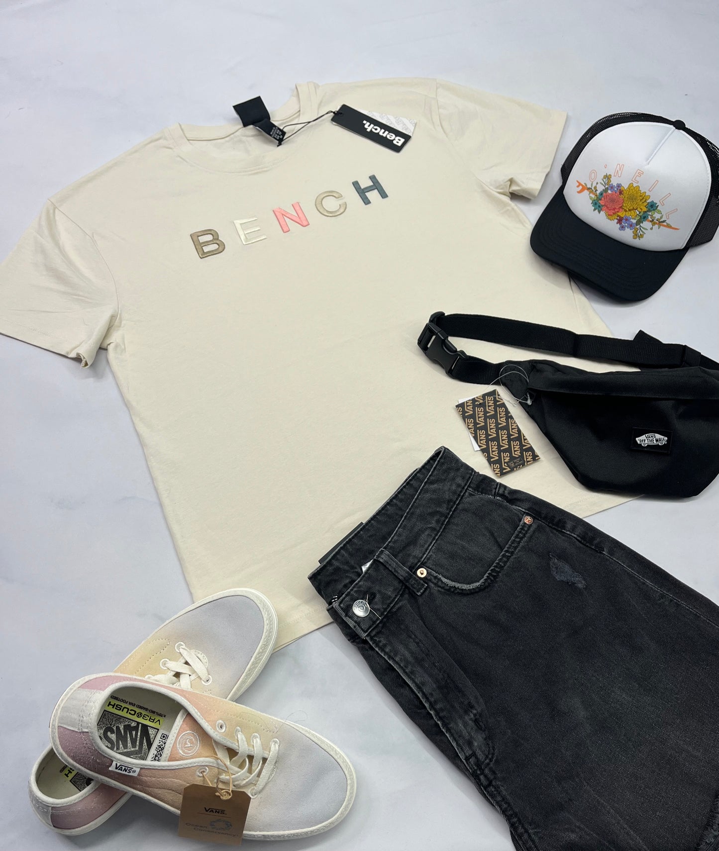 🌵 T-Shirt : beige BENCH logo brodé M/ over size ( peu faire large femme ) . Neuf !