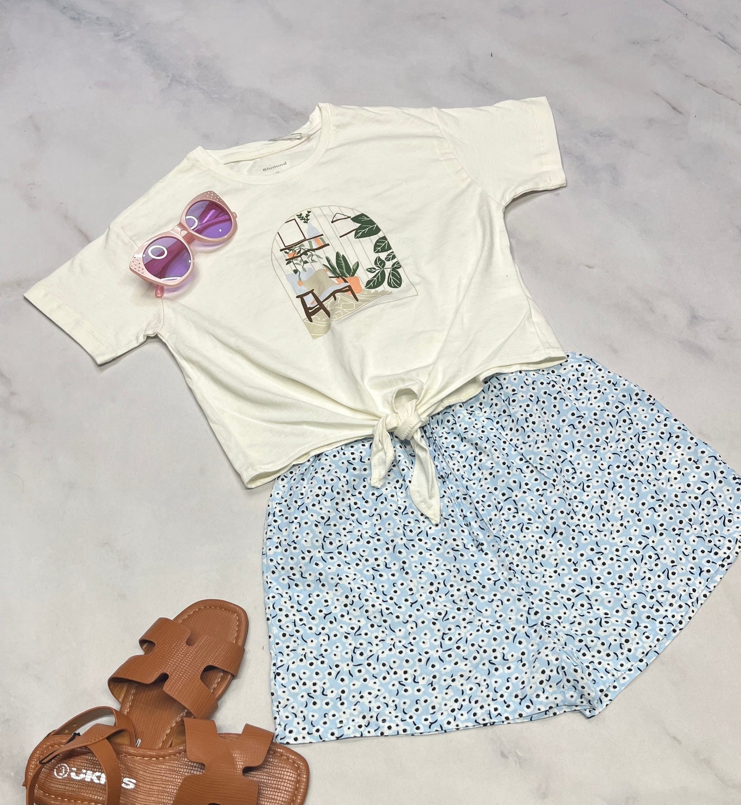 🩵1 pièce : short fleurie bleuté . Fait 6X-7 ans fille bretelles ajustable neuve.