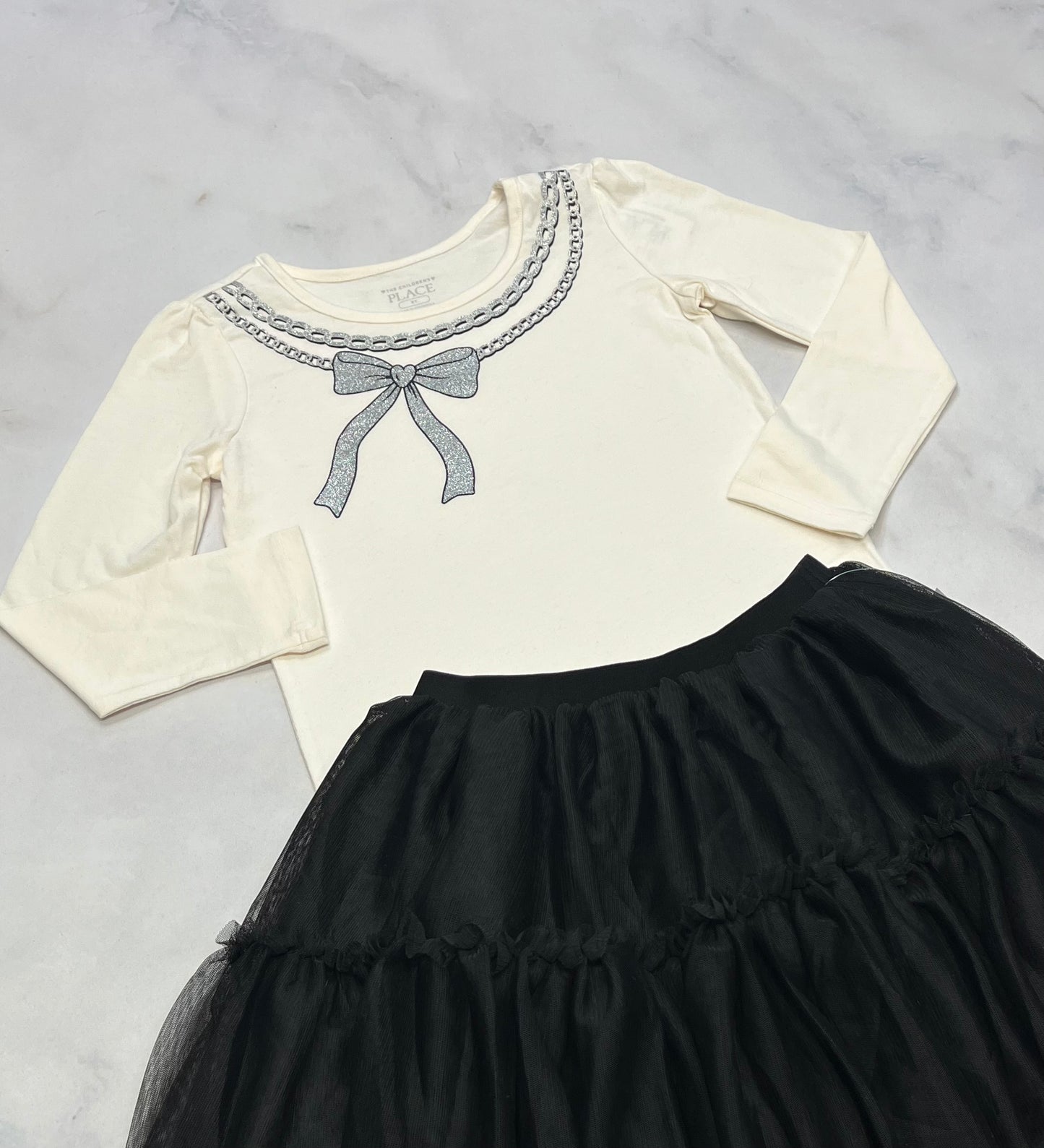 Duo 5 ans : Manche longue bouclé brillant neuf + Jupe neuve + 5 ans .