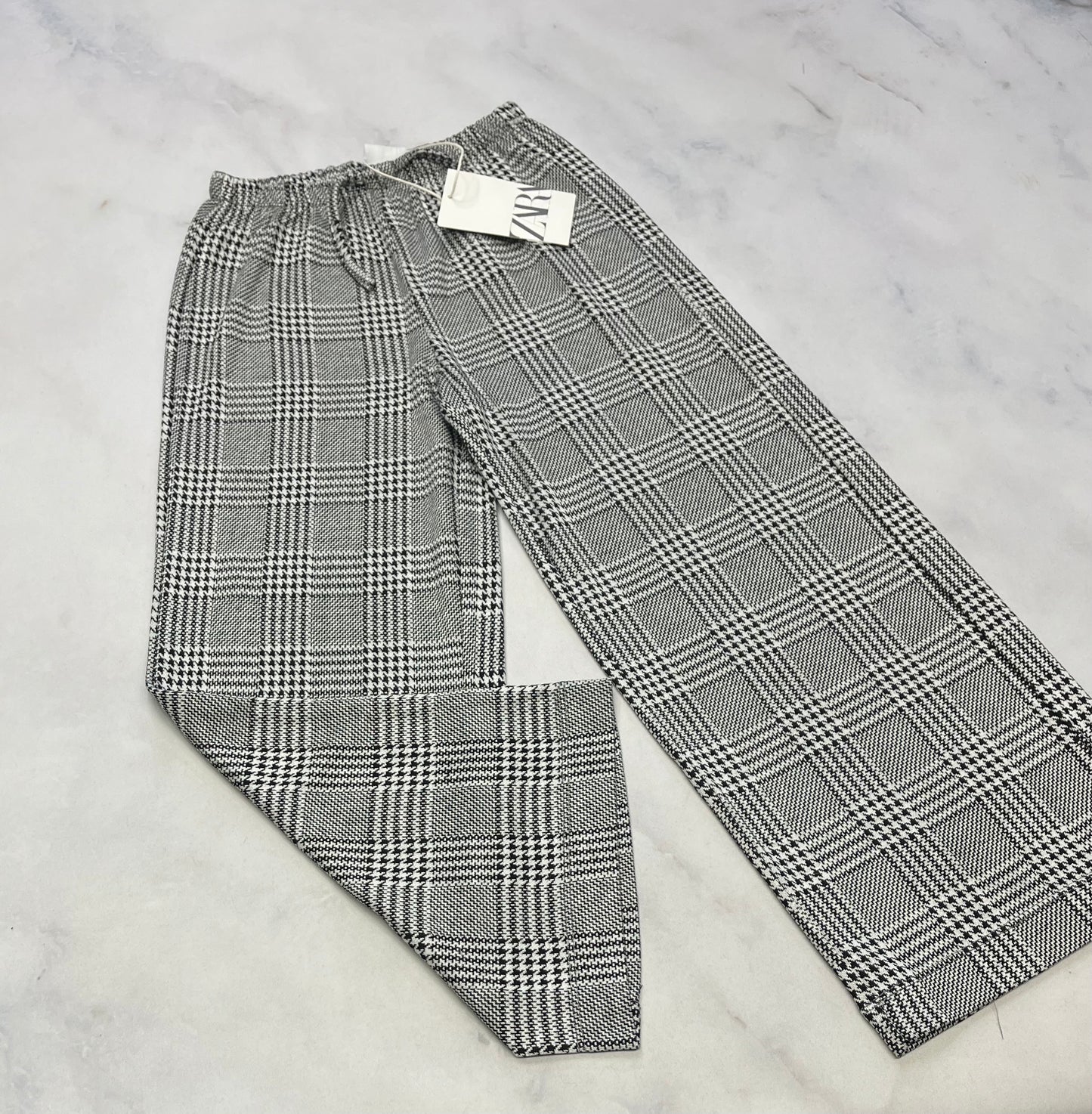 Pantalon ZARA : doux , mou jambe large neuf ! 6 et 7 ans fille .