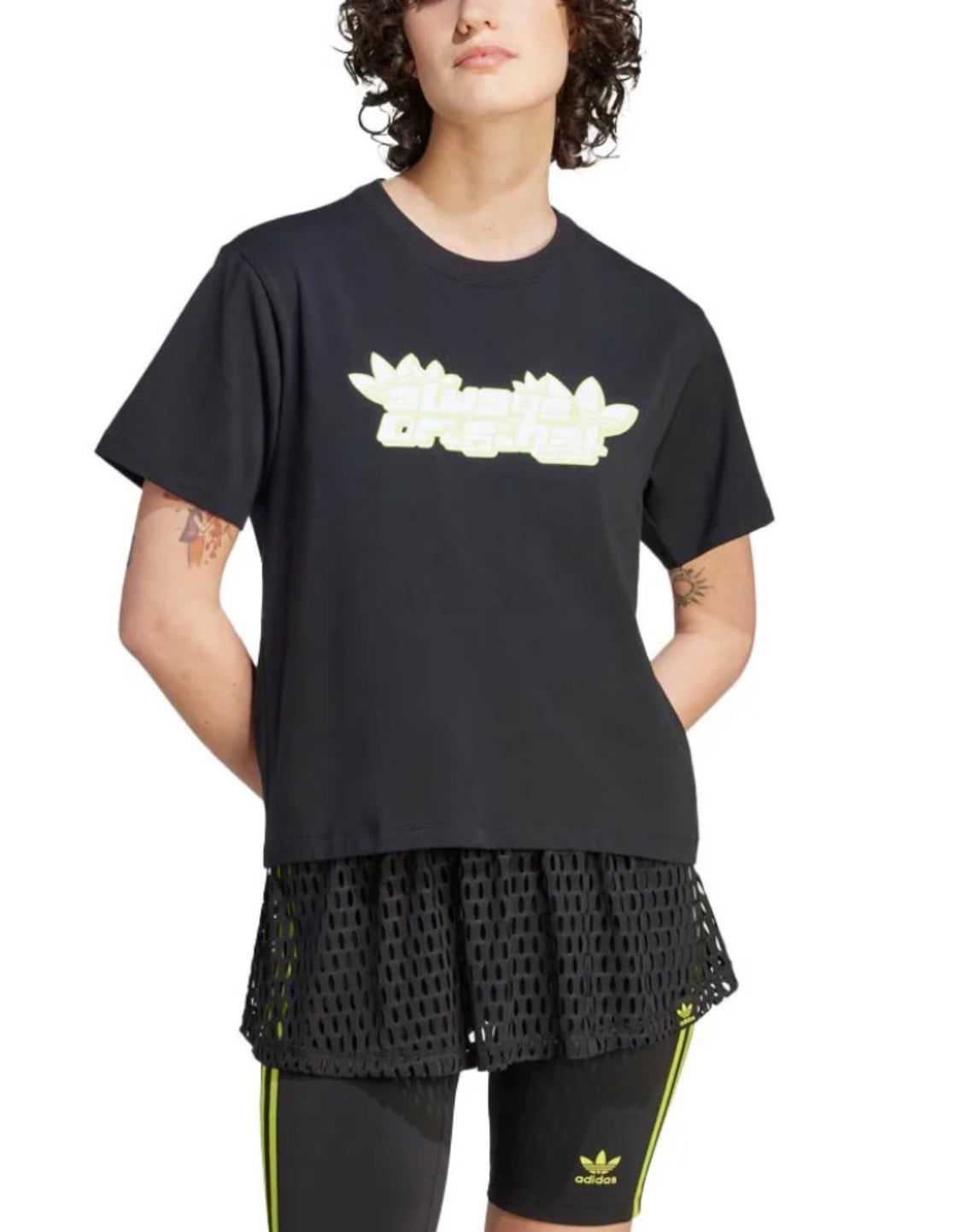 🌿 Manche courte : Adidas noir coupe boxy mi hanche tendance . Tissu qualité ++ . L/femme neuf !