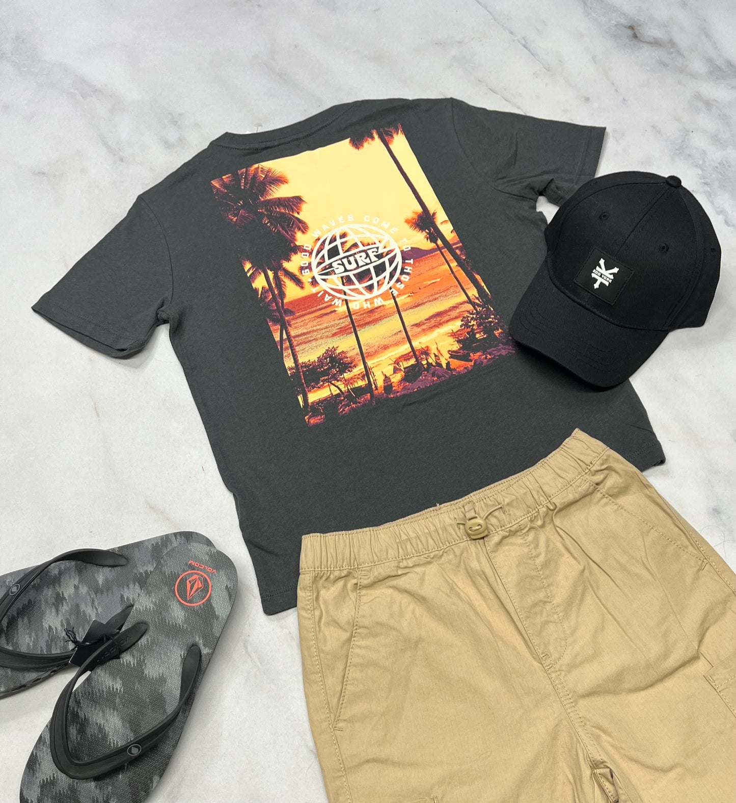 ☀️ Manche courte : soft charcoal + 7-8 ans garçon neuf ! Beau logo au dos .