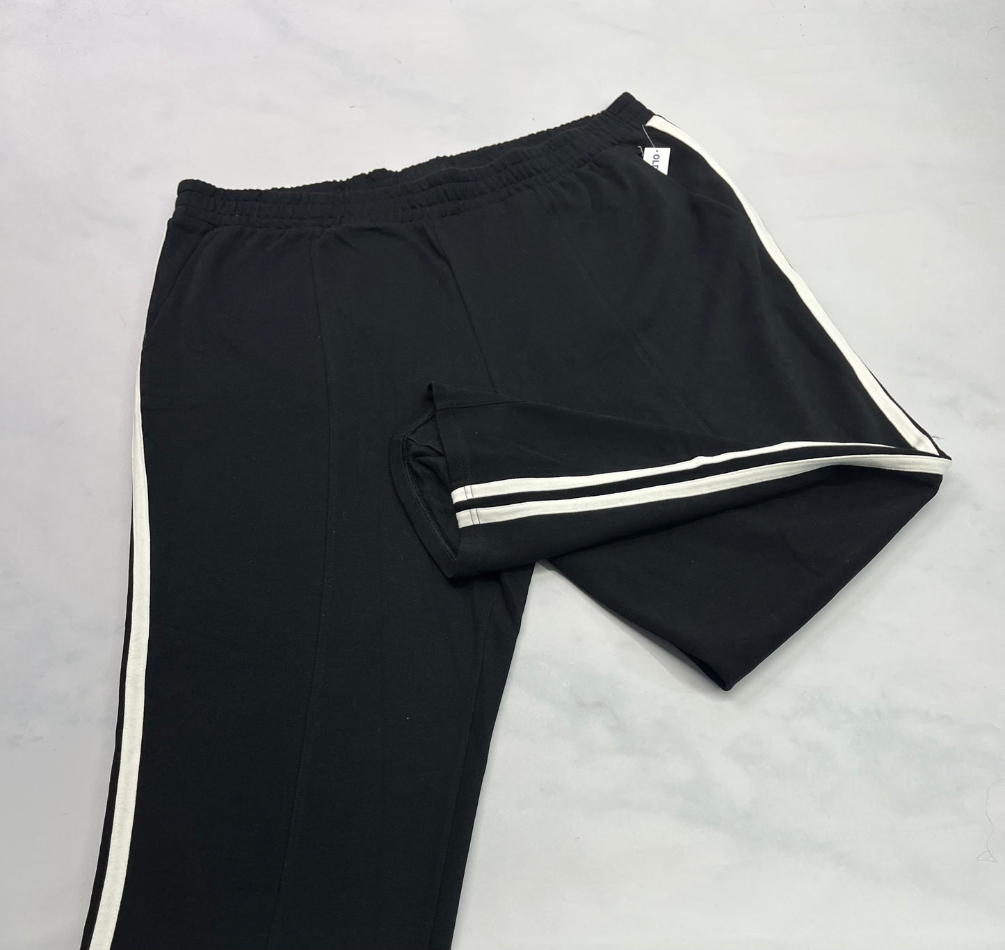 Jog: en ouaté noir ( jambe large tendance ) neuf ! XXL/ lousse ( fait 2X)