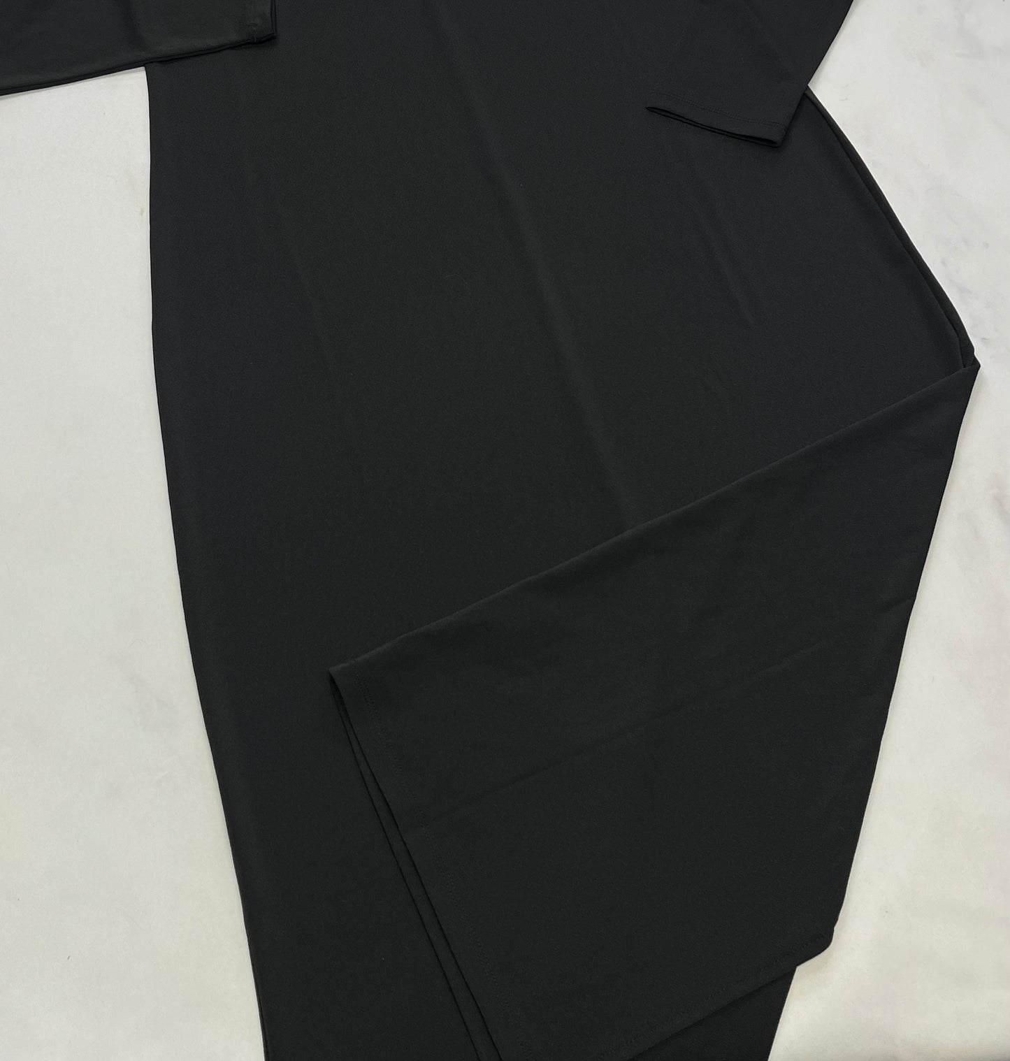 Belle robe noir AKA : neuve ! Col en angle  longueur 3 quart . Fente au centre au bas de dos . Stretch de partout L( fait 12-14 ans )