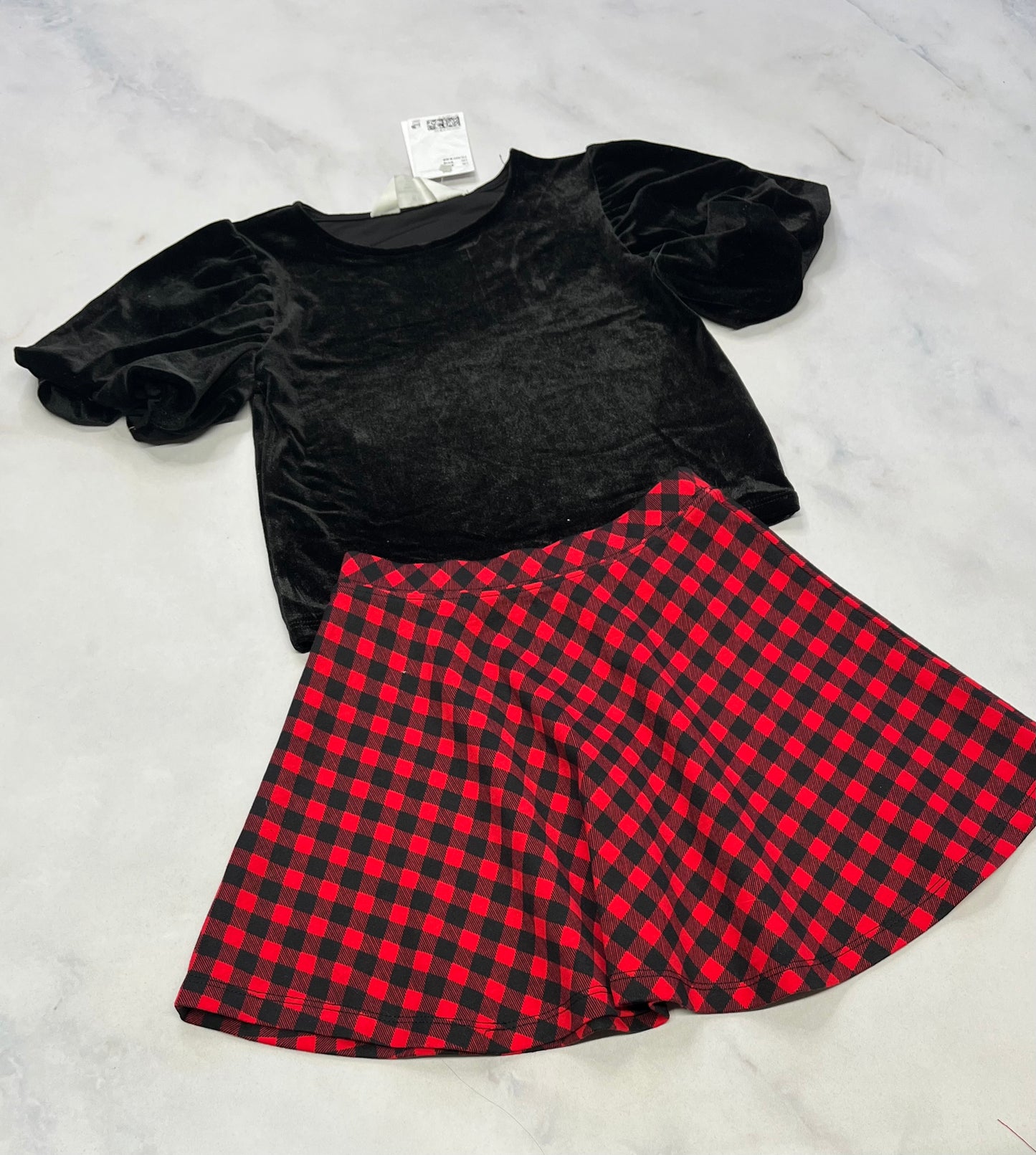 Duo 5 ans neuf! Haut en velour noir manche ballon neuf ! + jupe douce 5 ans neuve .