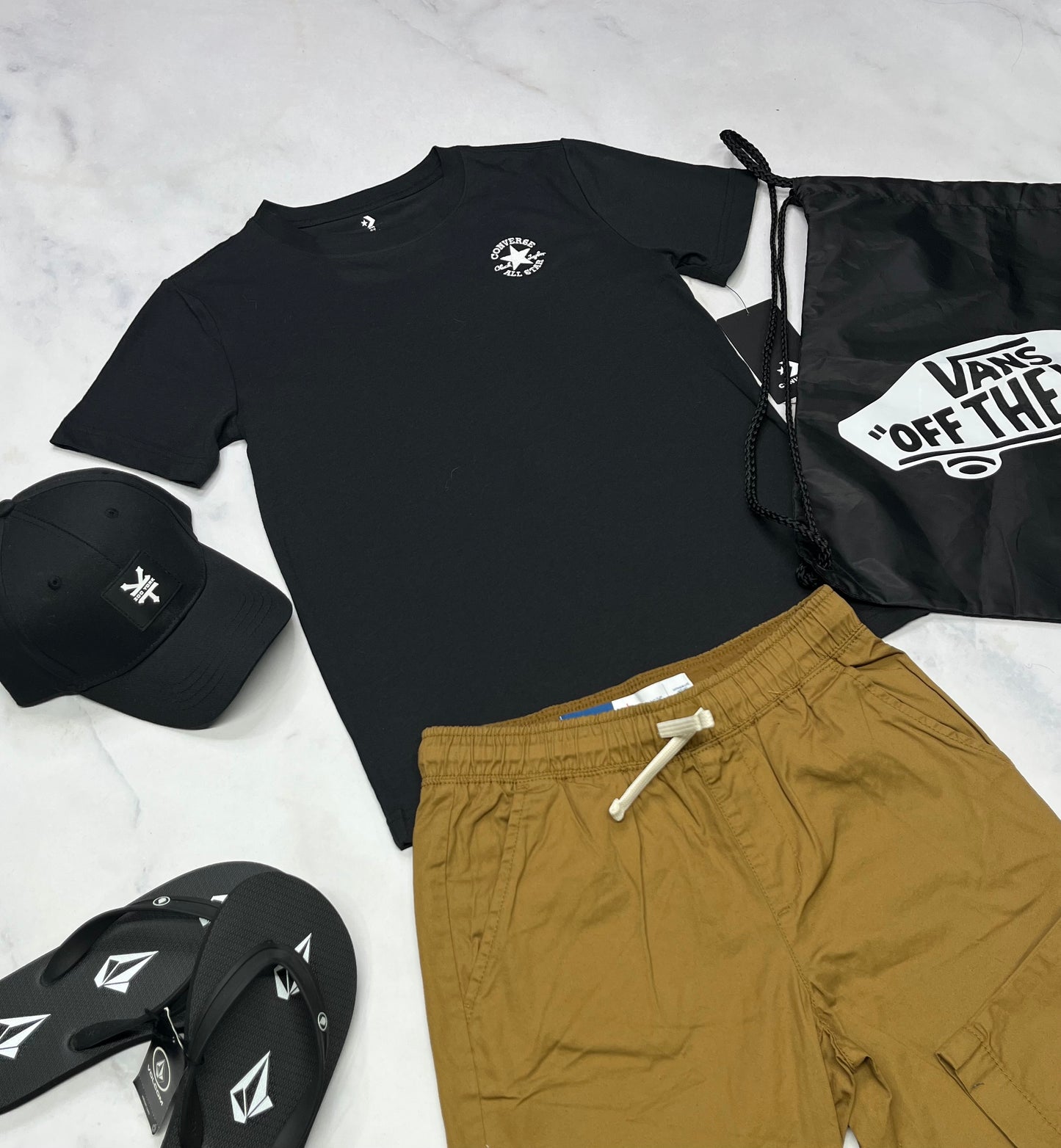🤩 Solde , t-Shirt souple Converse M/+ 10 ans garçon neuf mais carré ombrage d’impression au col .